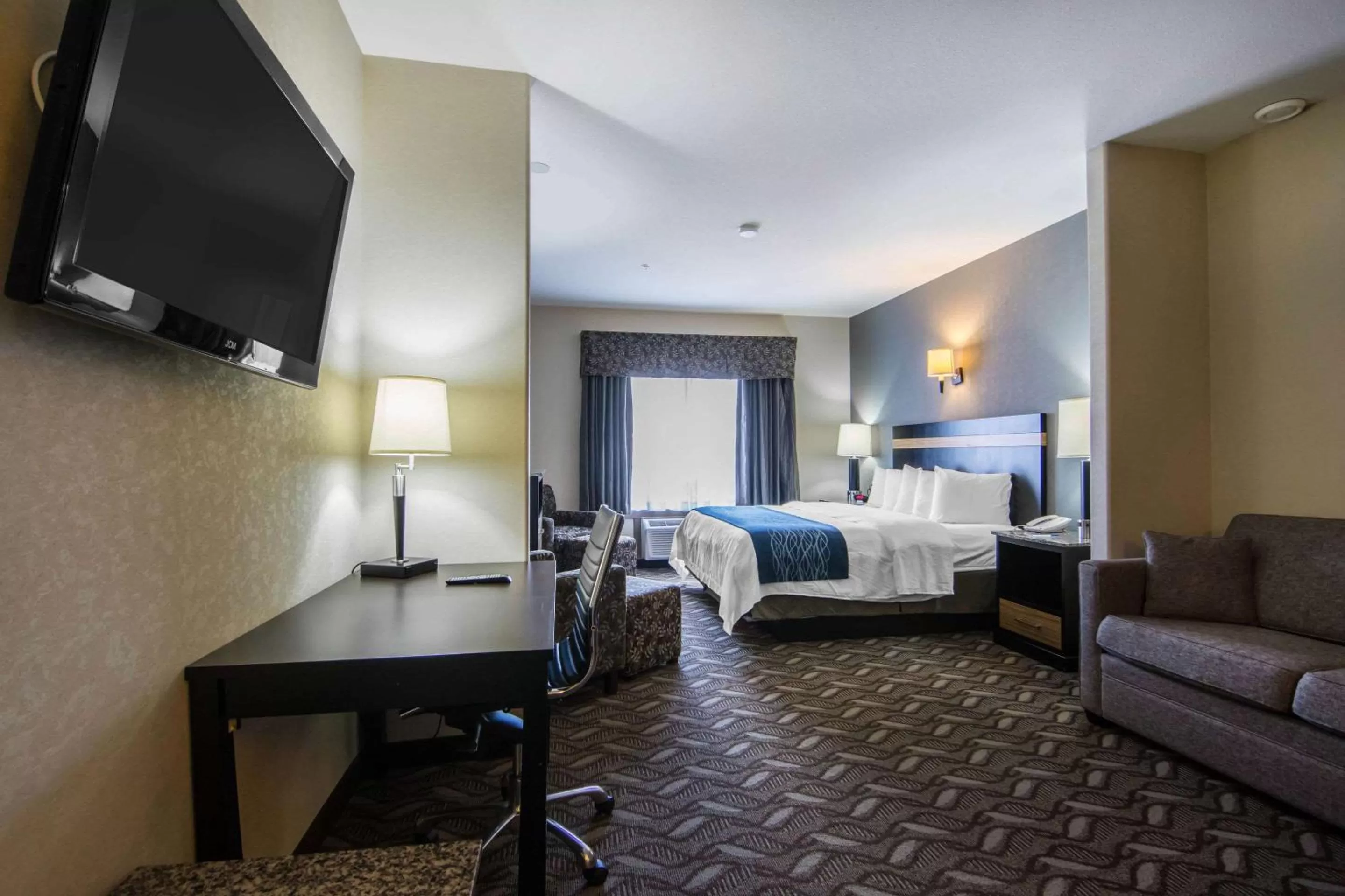 Photo of the whole room, Bed in Comfort Inn & Suites