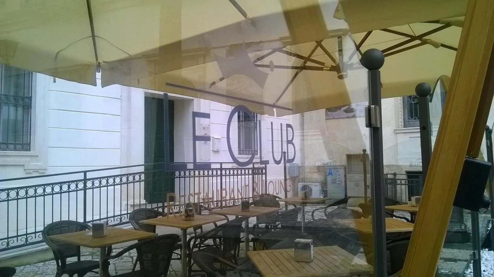 Restaurant/places to eat in Le Club Boutique Hotel