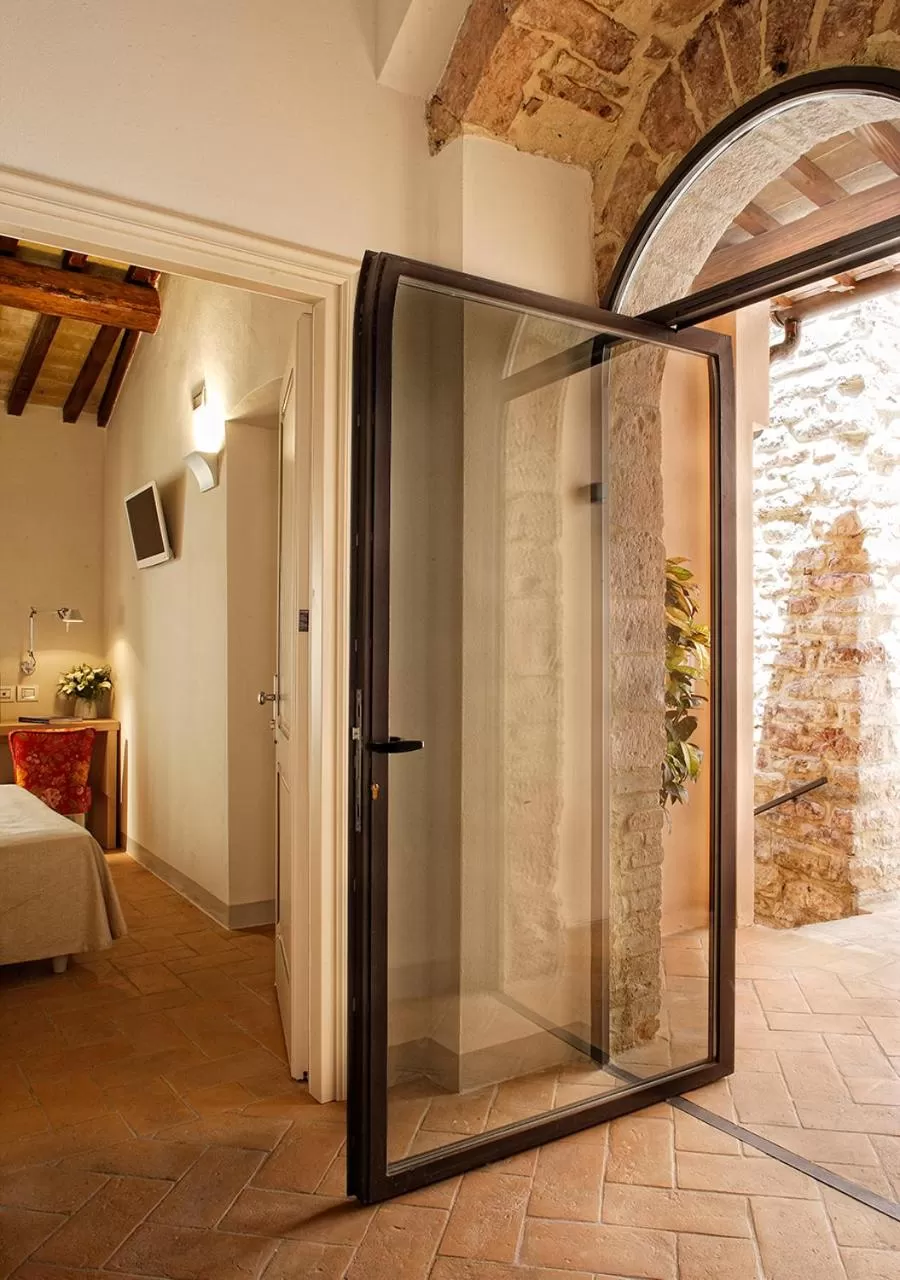 Communal lounge/ TV room, Bed in Hotel Sorella Luna