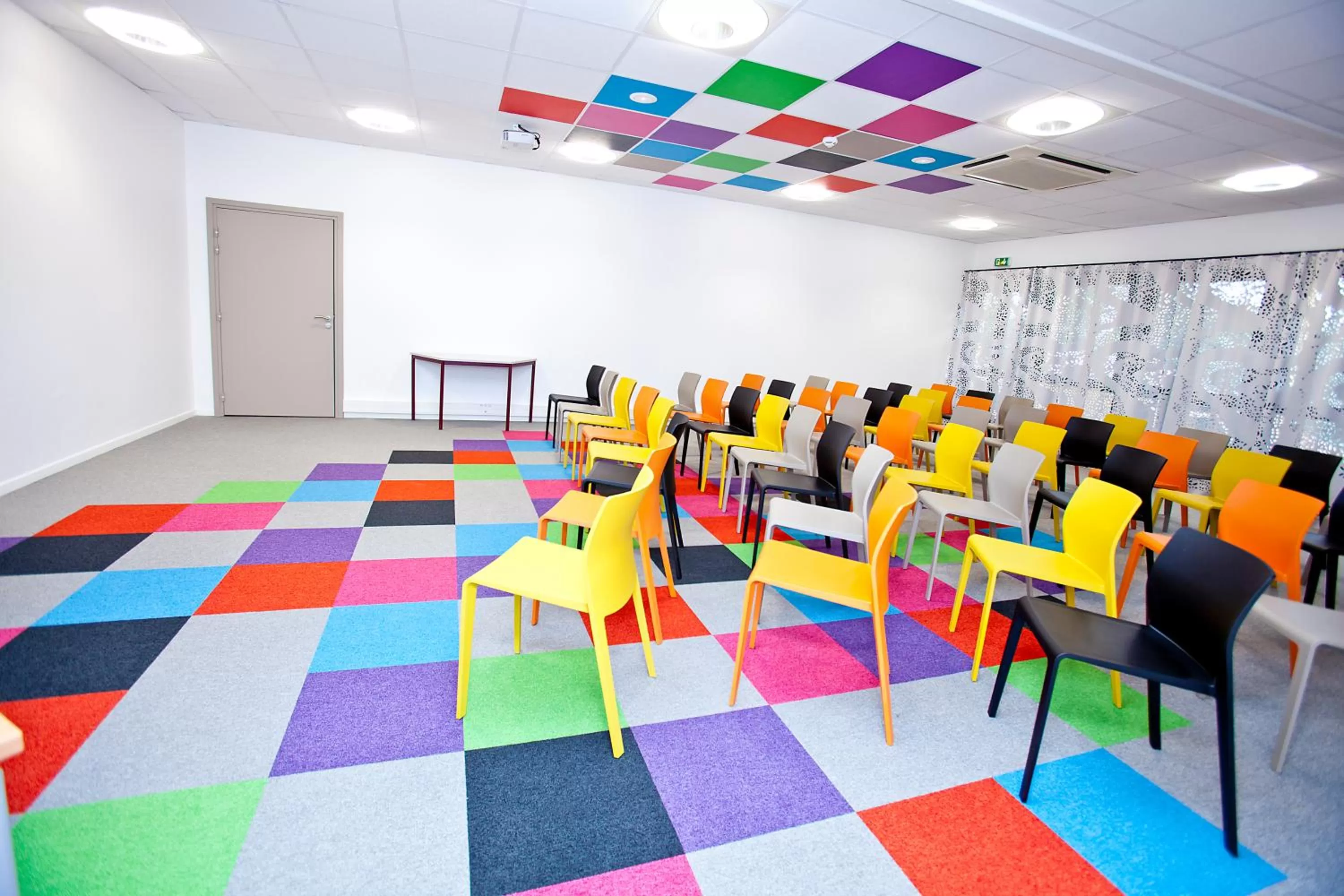 Meeting/conference room in ibis Styles Sarrebourg