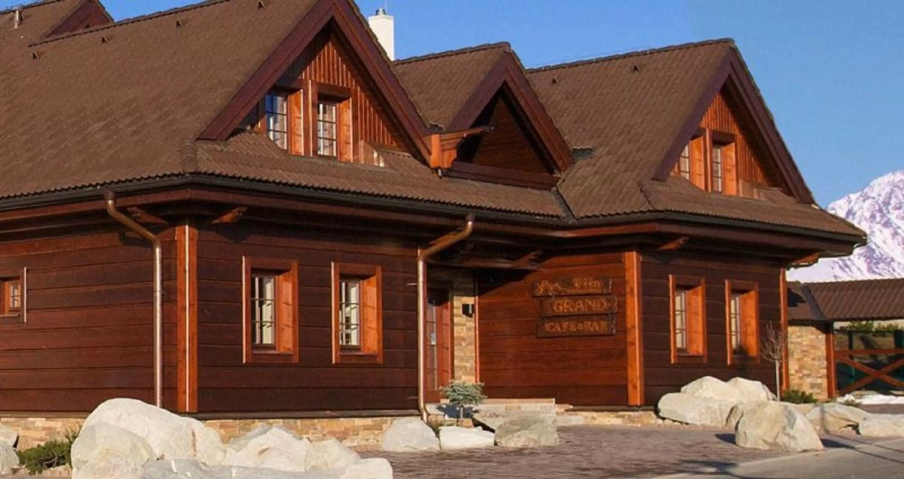 Facade/entrance, Winter in Vila Grand