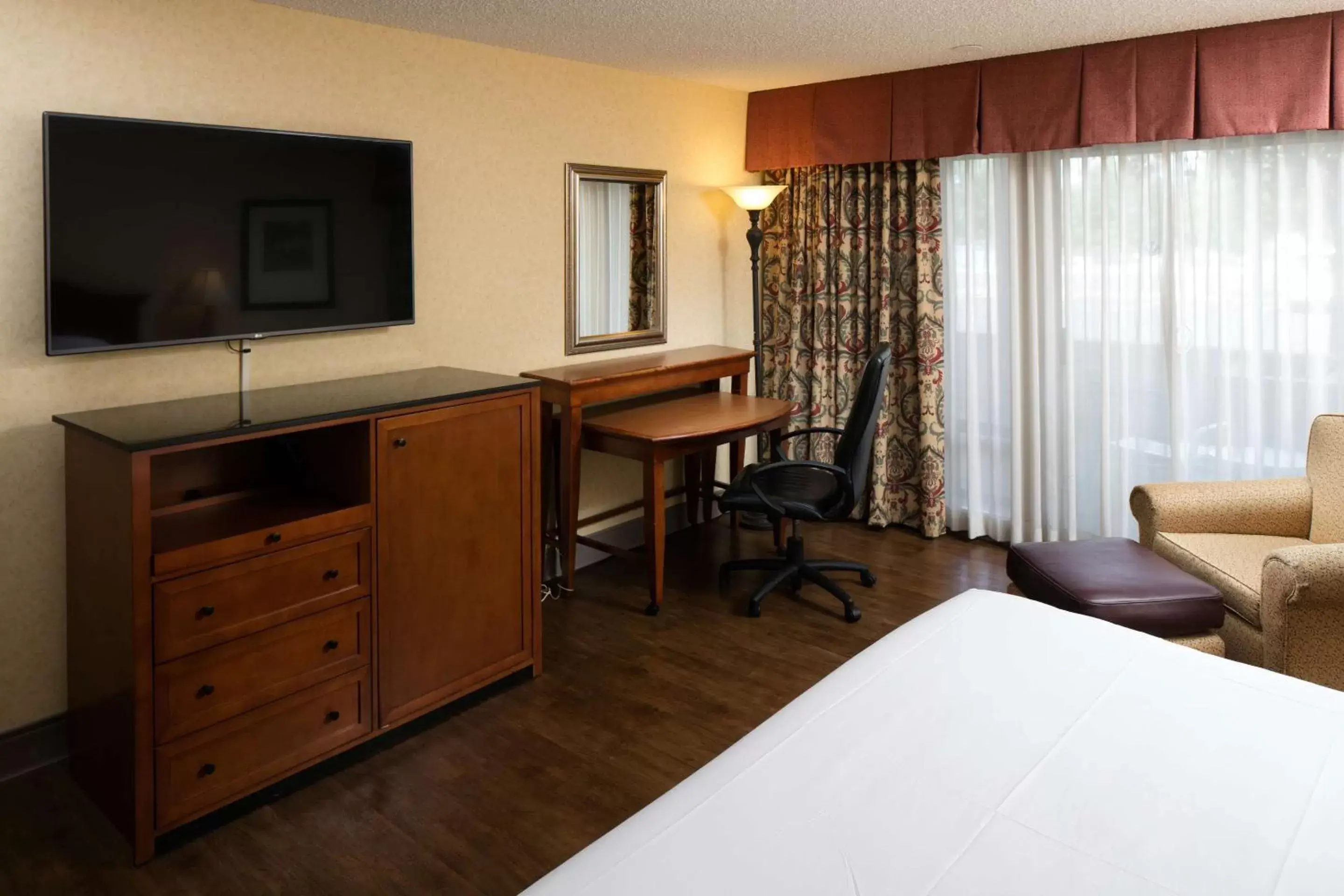 Queen Room with Pool View in Red Lion Hotel Redding Queen Room with Pool View in Red Lion Hotel Redding