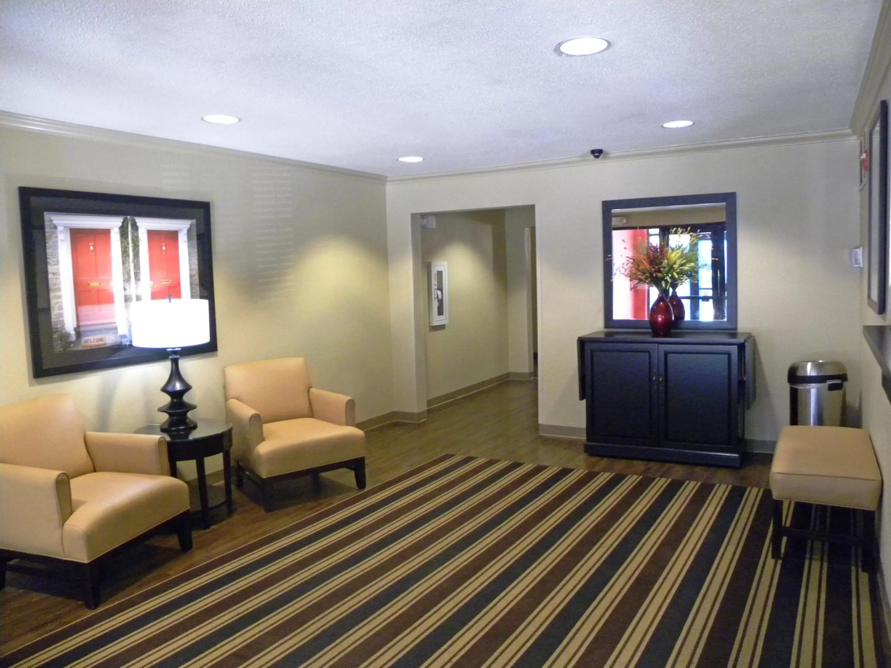 Lobby or reception in Suburban Studios Houston North I-45
