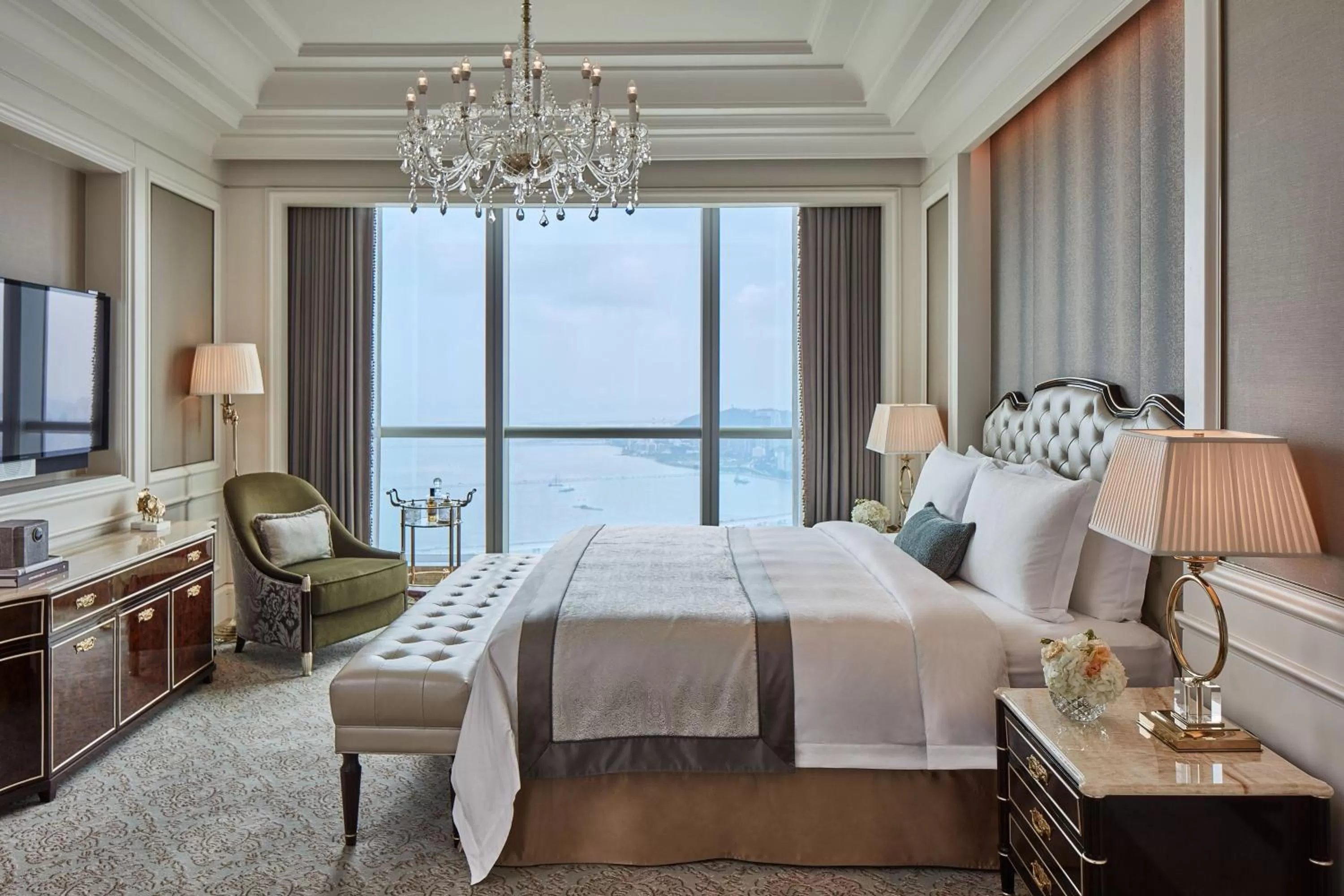Photo of the whole room, Bed in The St. Regis Zhuhai