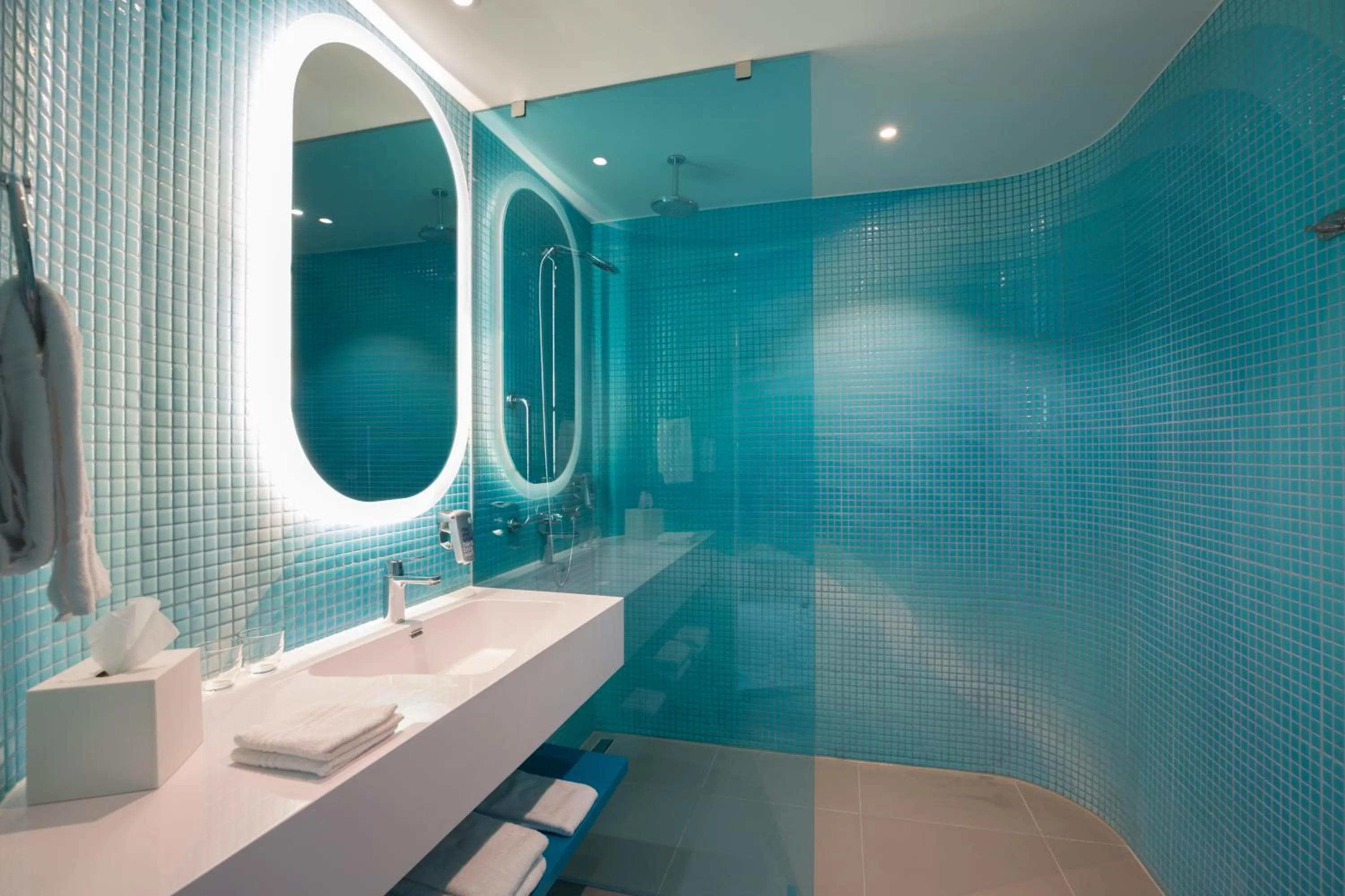 Shower in Park Inn by Radisson Amsterdam City West