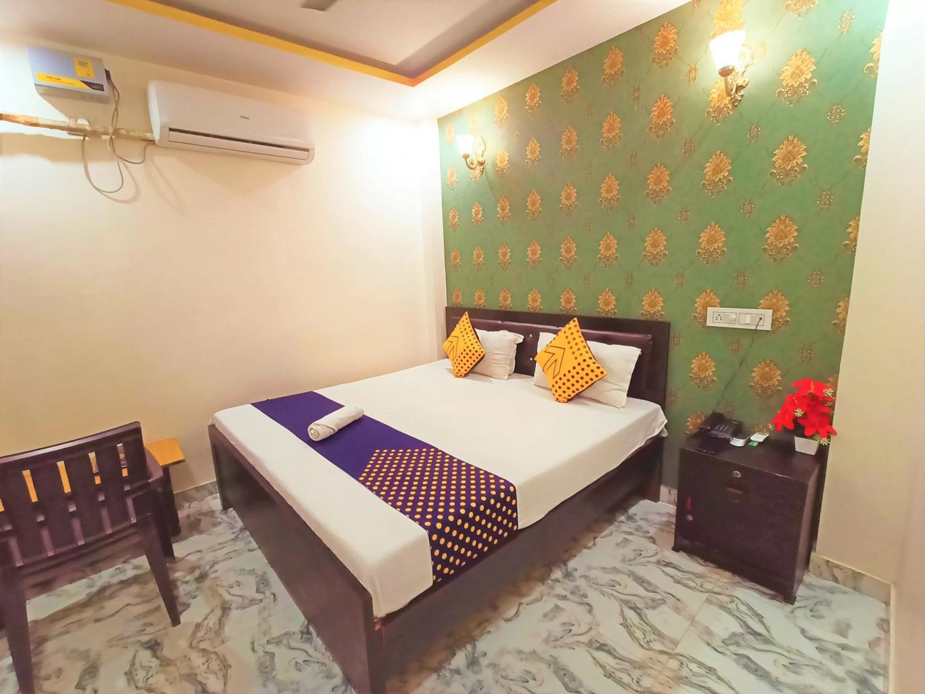 Bed in Hotel Aakash Ganga