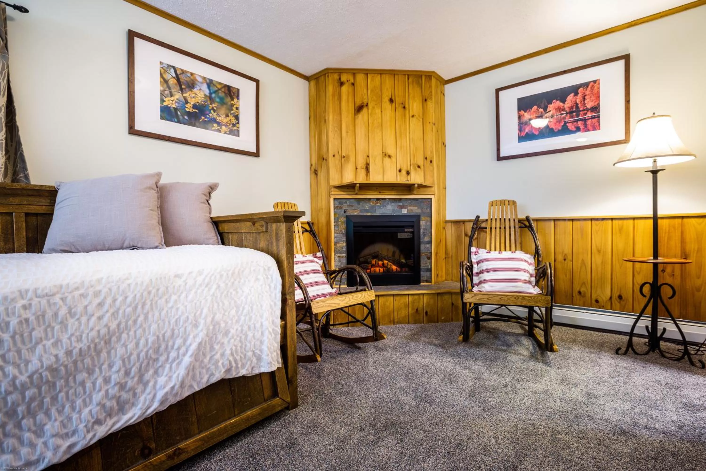 Seating area, Bed in Garnet Hill Lodge