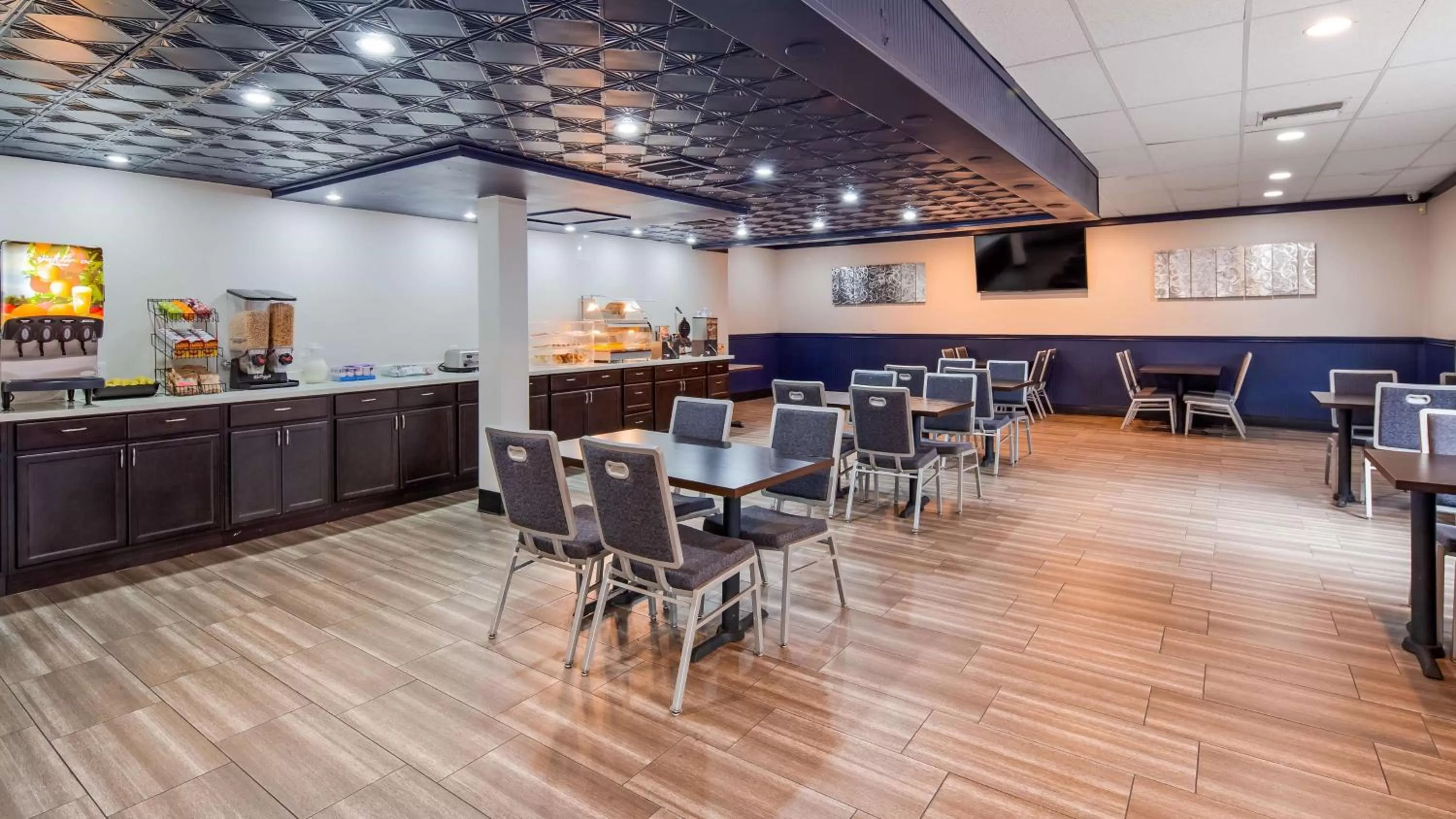 Restaurant/places to eat in SureStay Plus Hotel by Best Western Sacramento Cal Expo