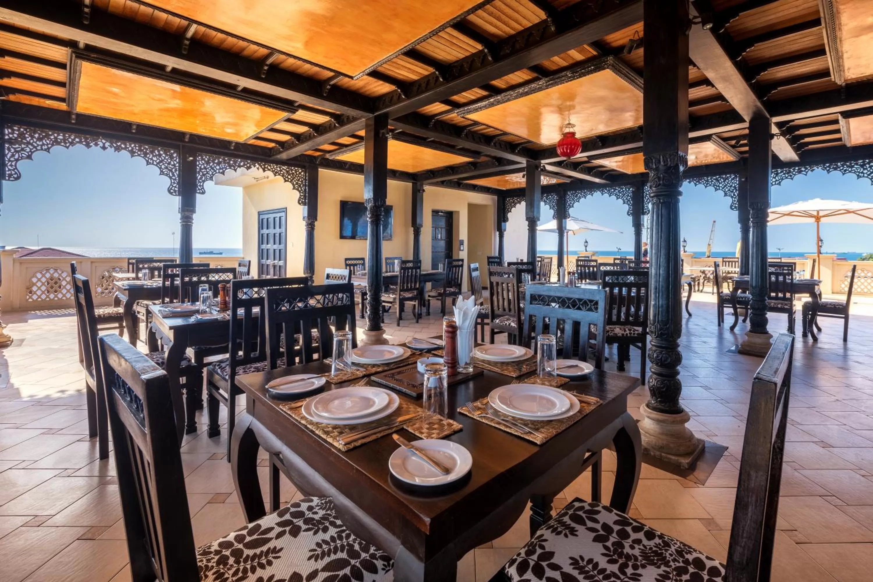 Restaurant/places to eat in Golden Tulip Stone Town Boutique