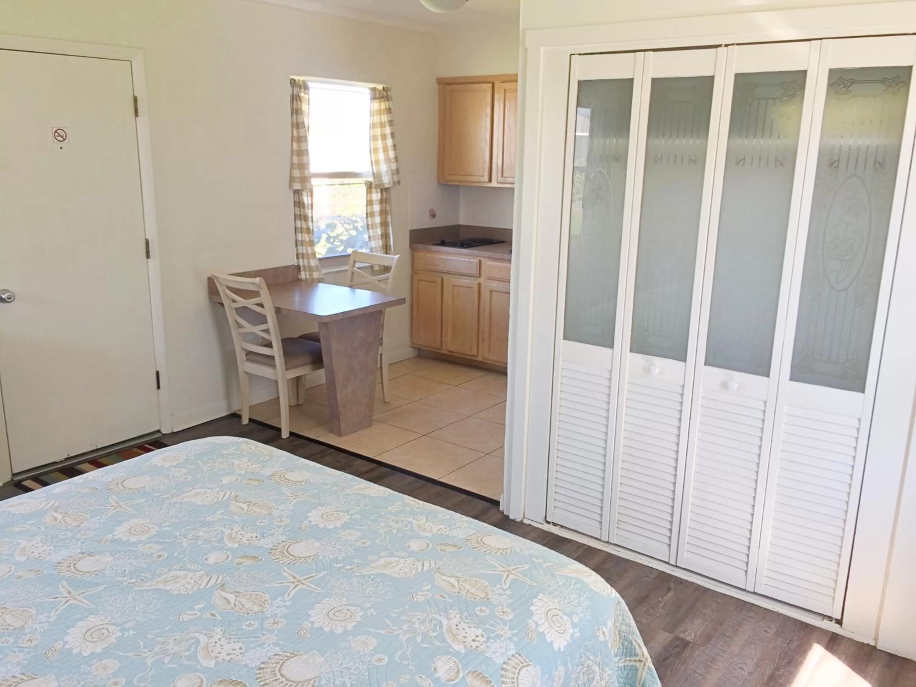 Bedroom, Bed in Surf Studio Beach Resort