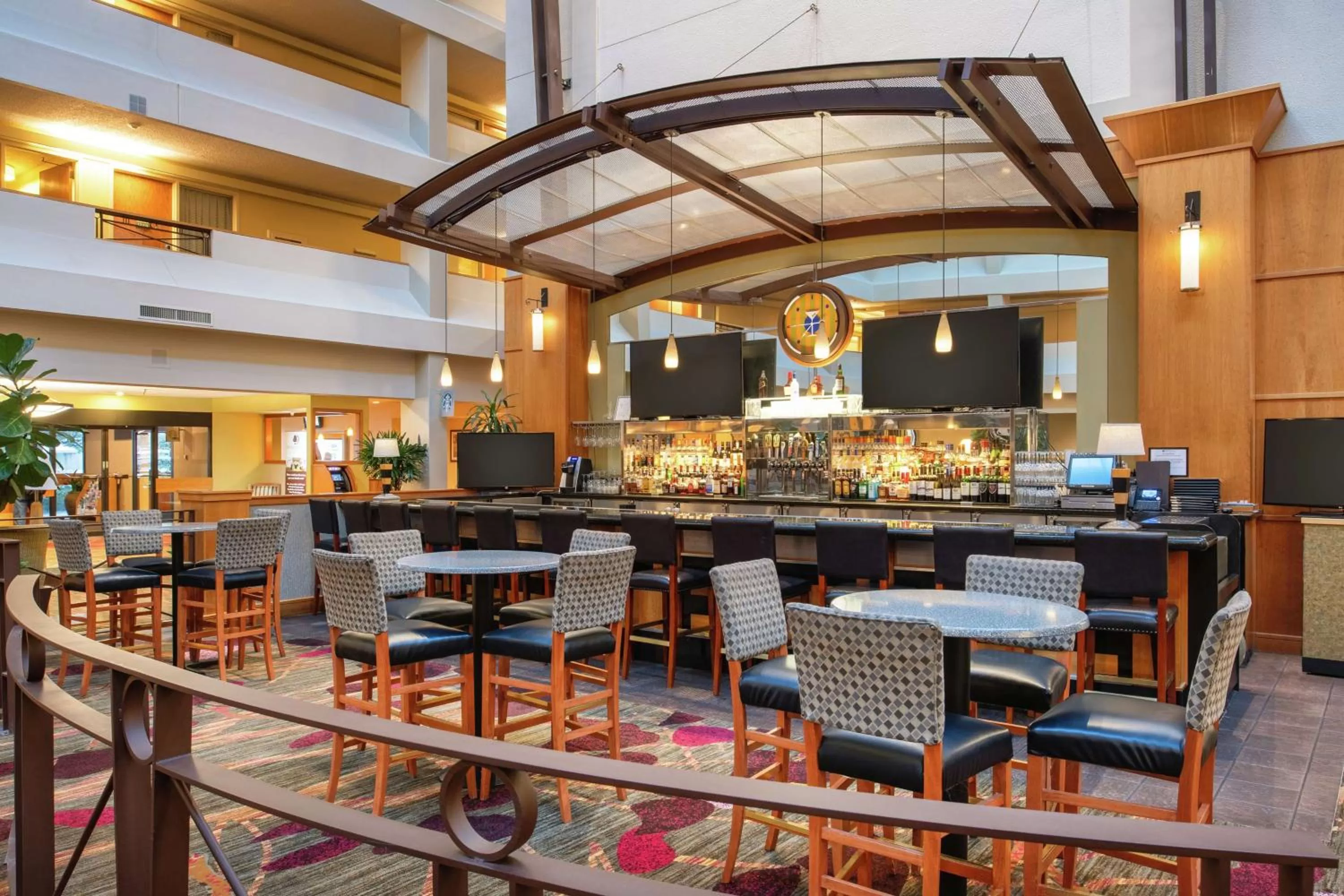 Lounge or bar in DoubleTree Suites by Hilton Seattle Airport/Southcenter