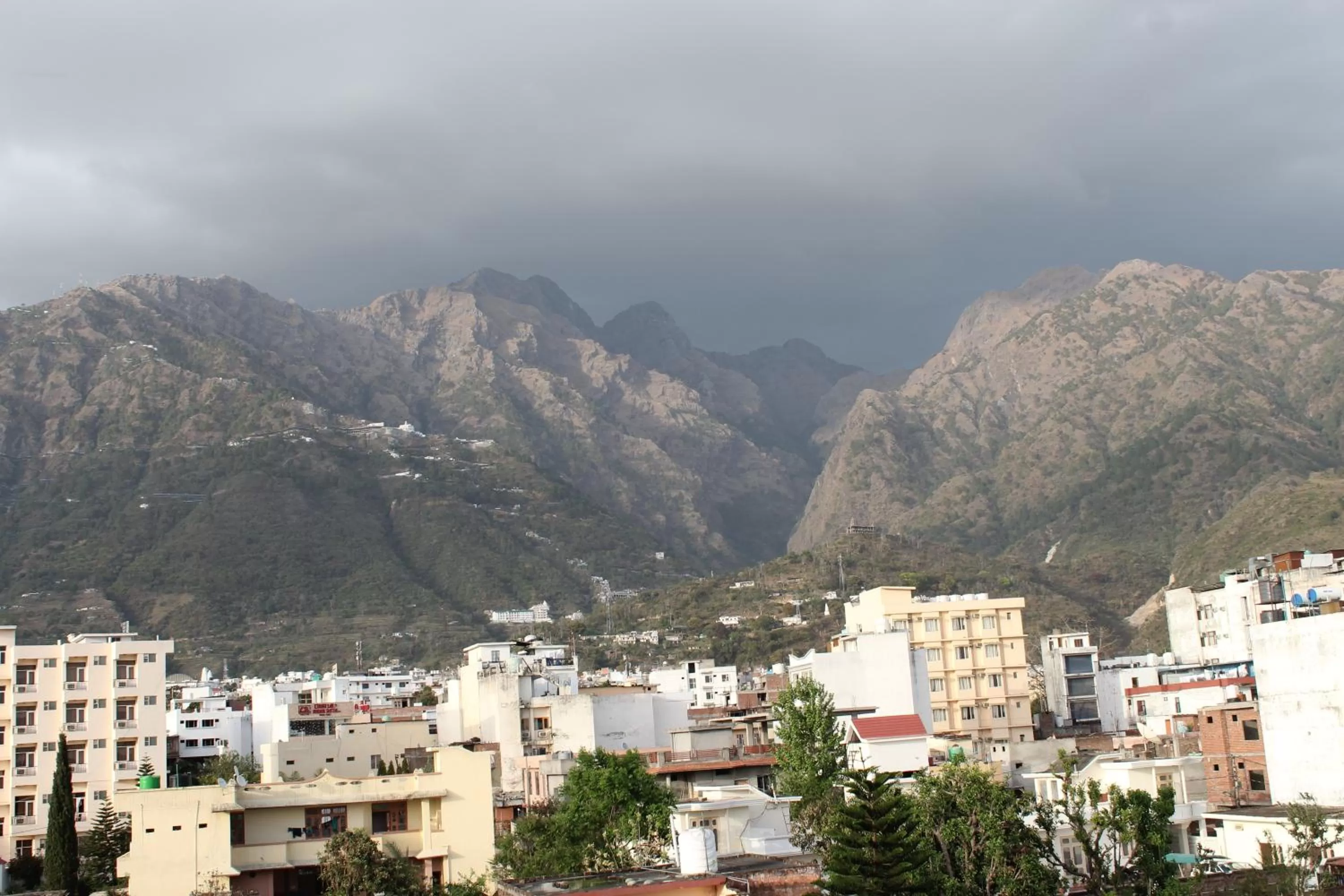 Neighbourhood in Trimrooms @ Katra Railway Station