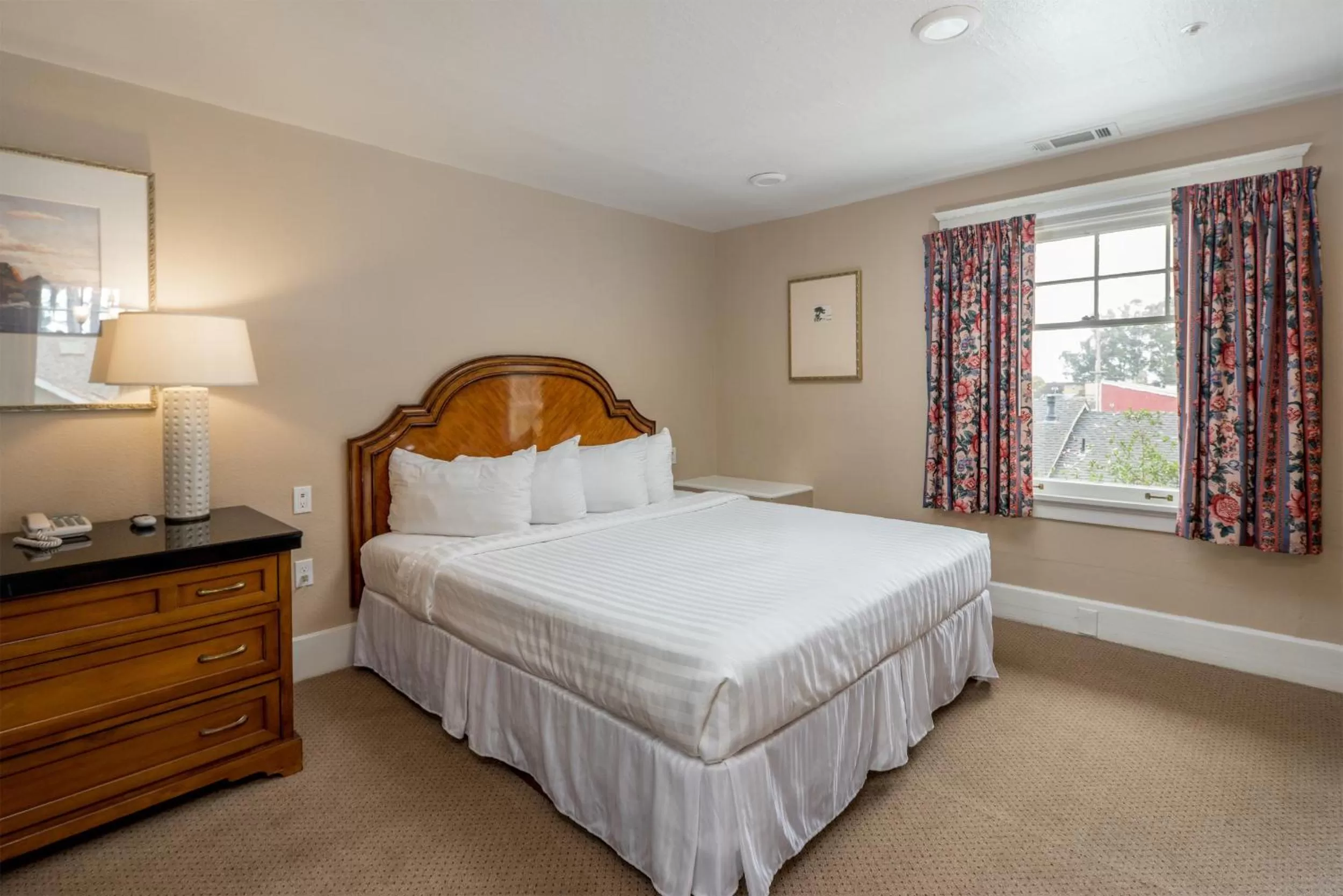 Photo of the whole room, Bed in Butterfly Grove Inn