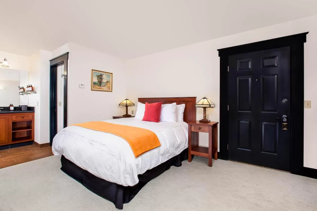 Bed in Noyo Harbor Inn