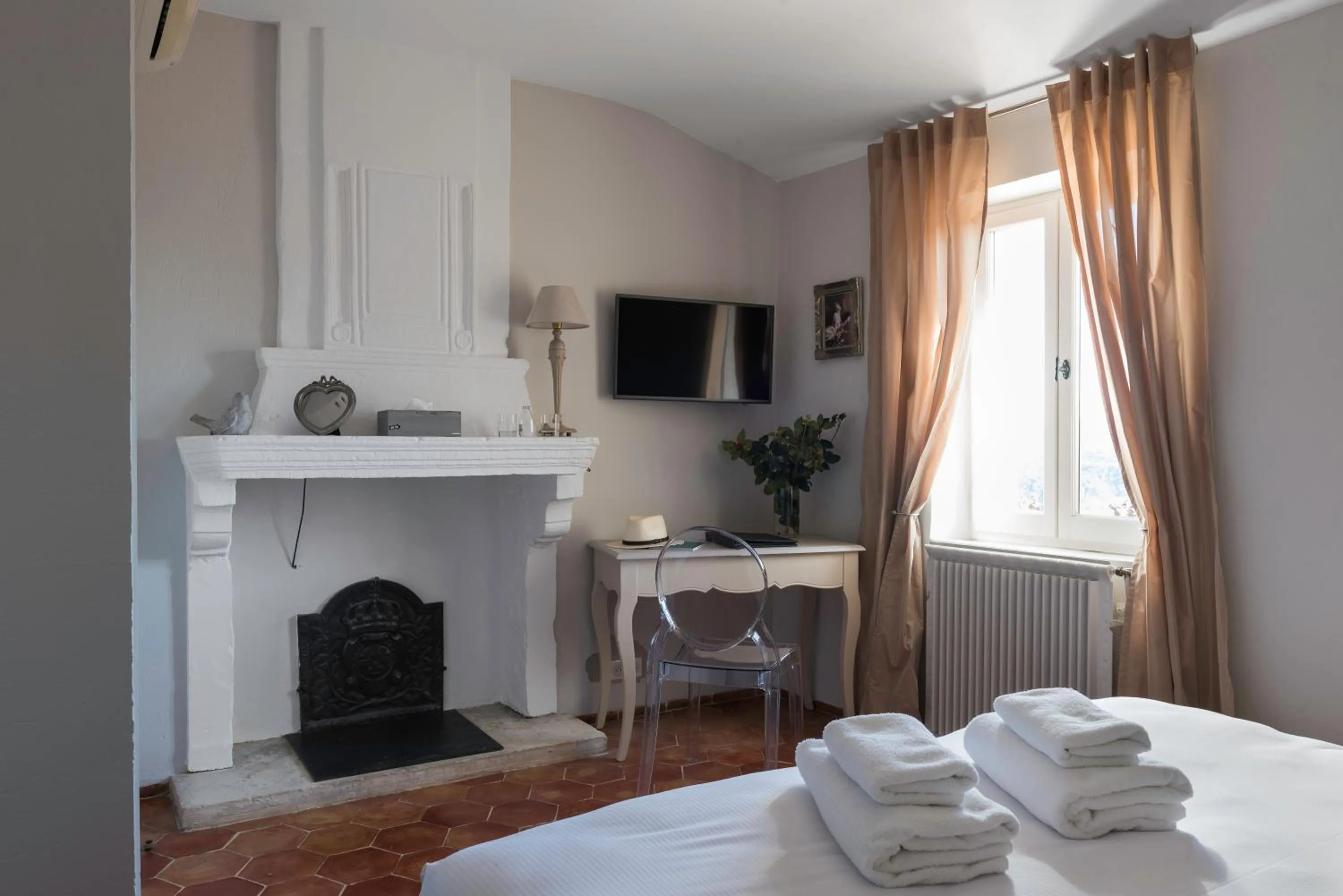 Bed in Mas des Romarins, The Originals Relais