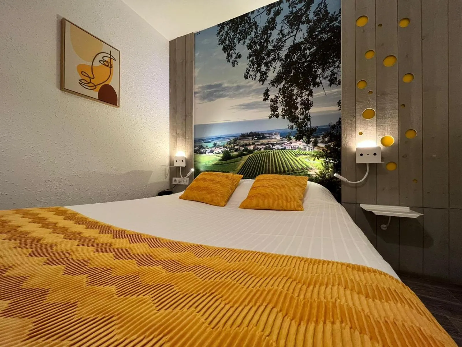 Bed in Cit'Hotel Le Cheval Blanc, Cognac Centre