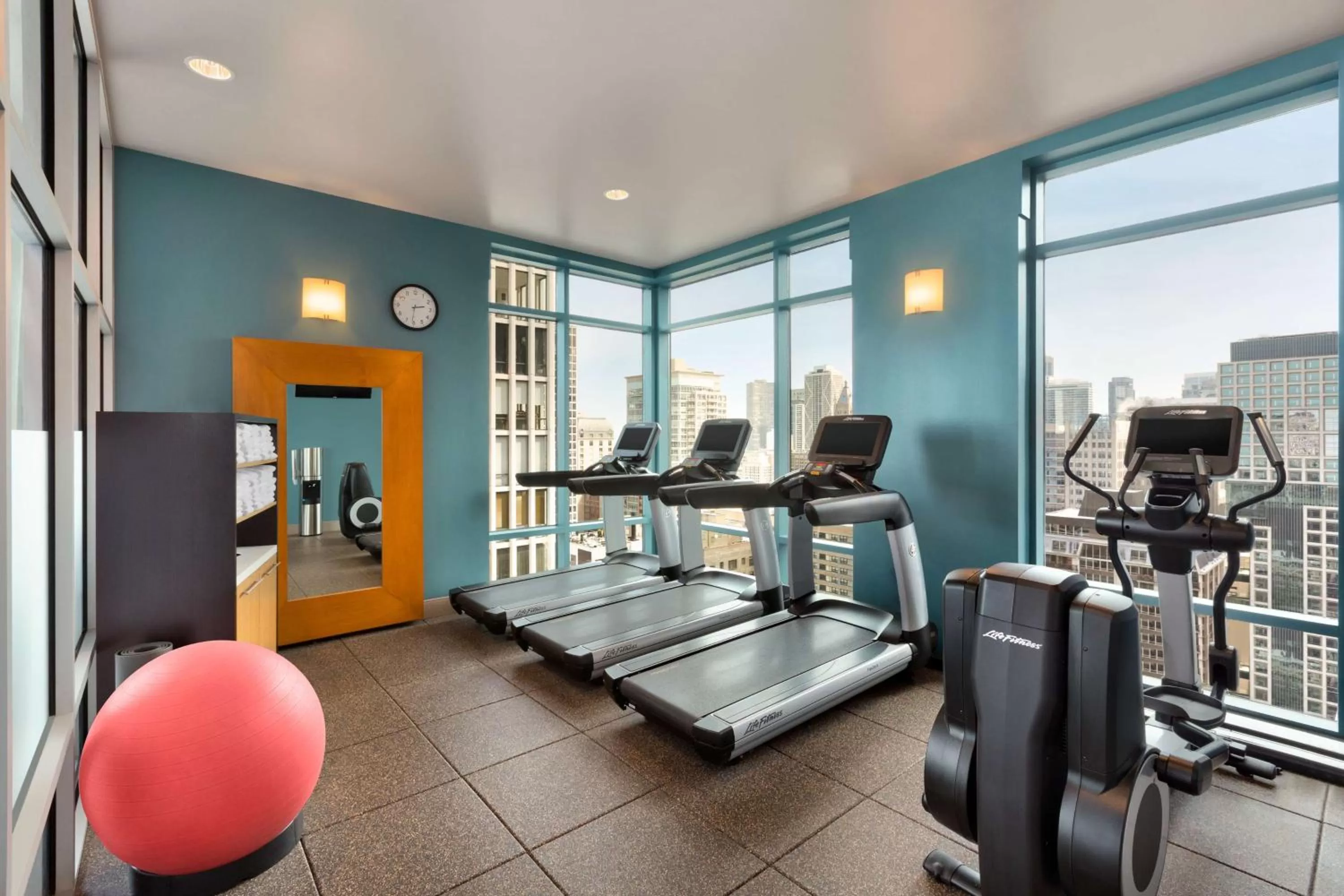 Fitness centre/facilities in Hilton Chicago Magnificent Mile Suites