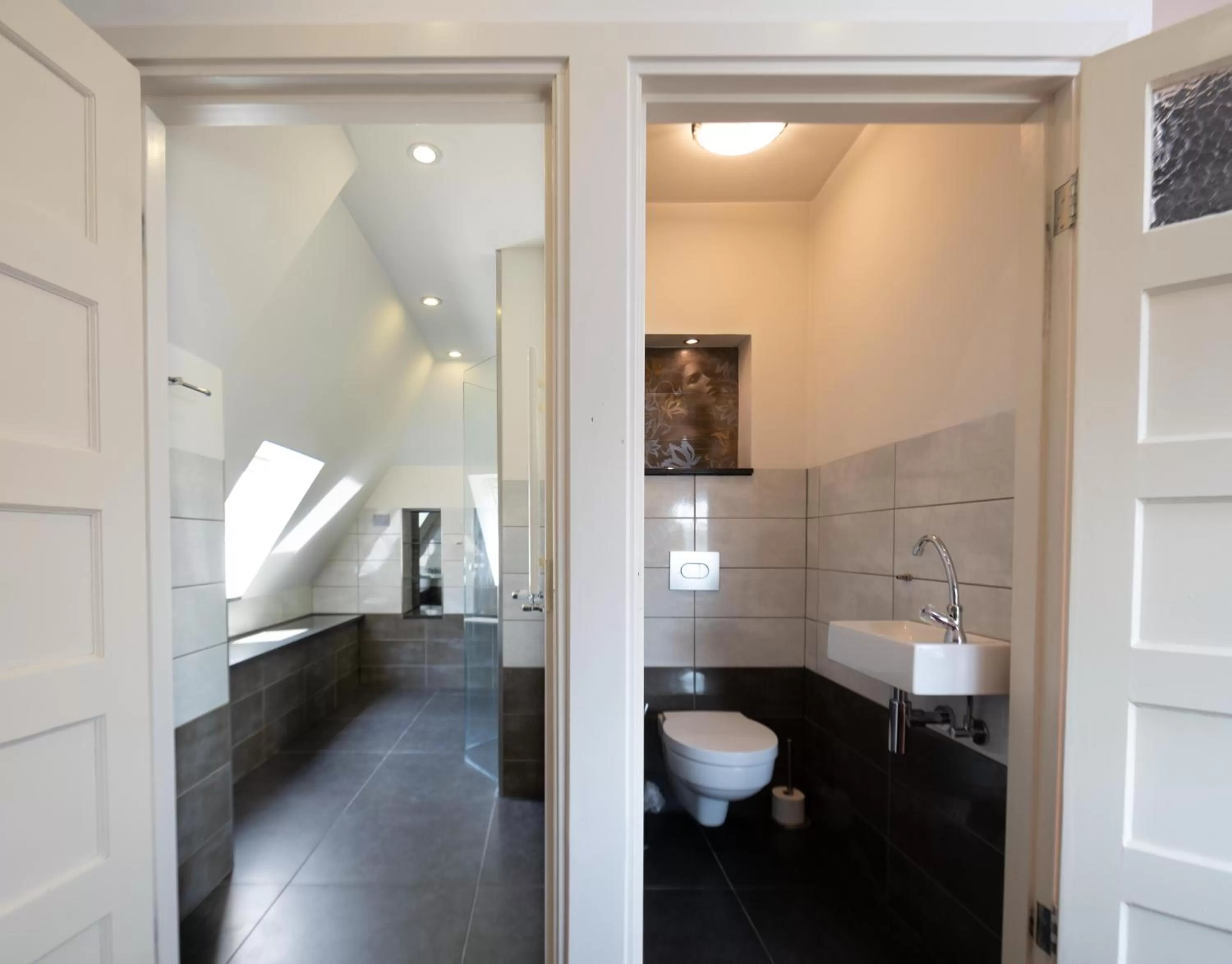 Toilet in Xaviera's Bed and Breakfast