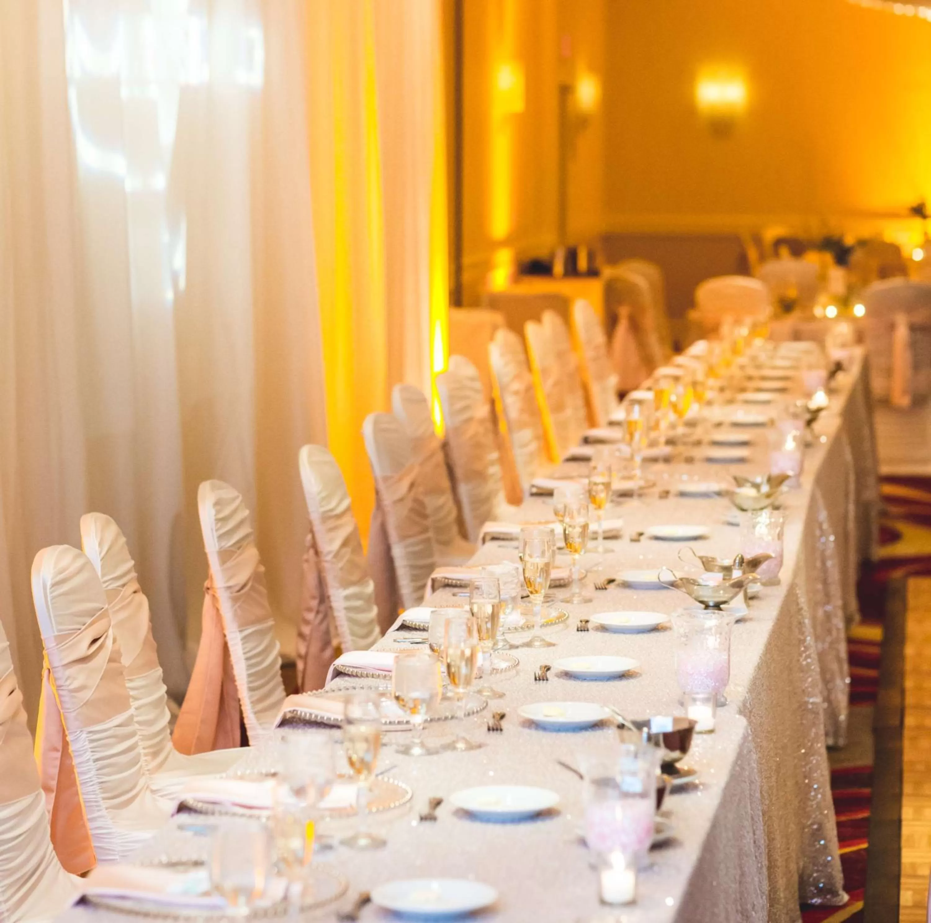Dining area in Embassy Suites Cleveland - Beachwood