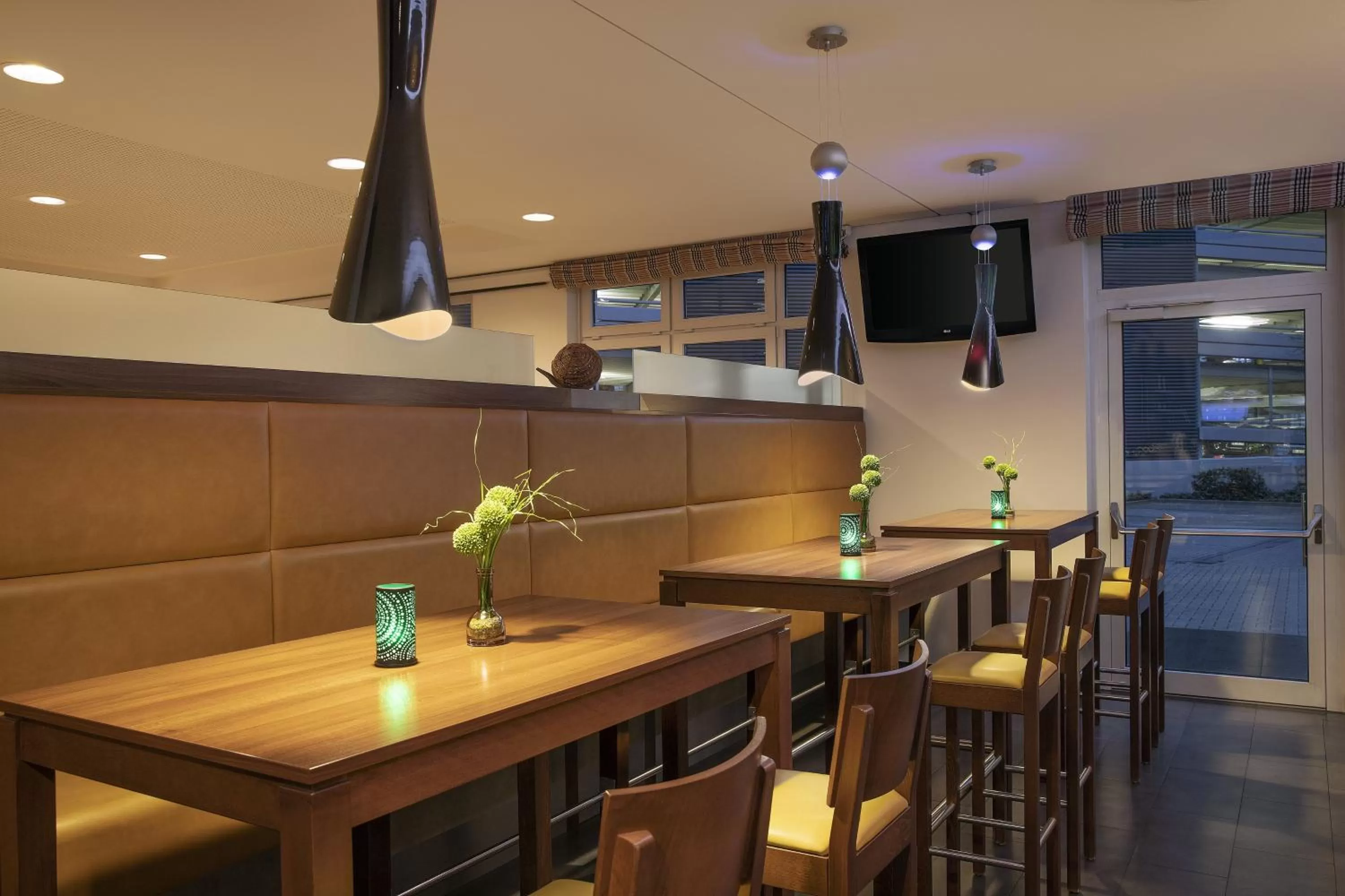 Lounge or bar in Holiday Inn Express Bremen Airport by IHG