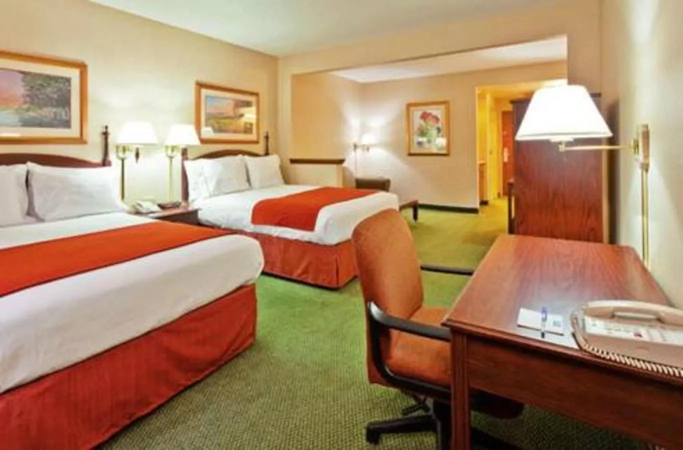 Photo of the whole room, Bed in Auburn Place Hotel & Suites Paducah