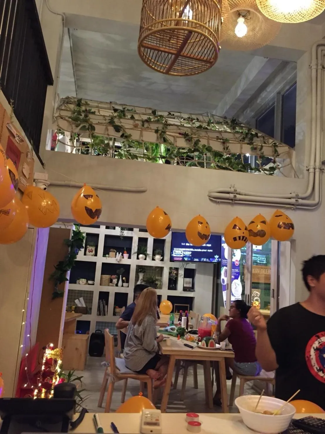 Kinnon Deluxe Hostel Coworking Cafe