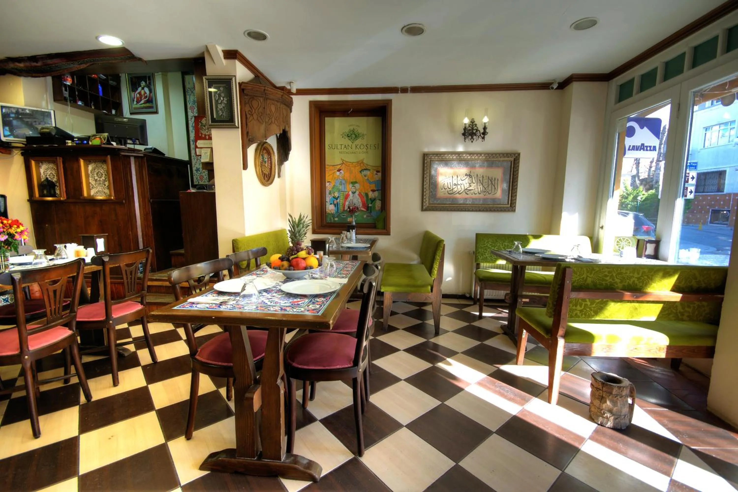 Restaurant/places to eat in Sultan Corner Hotel