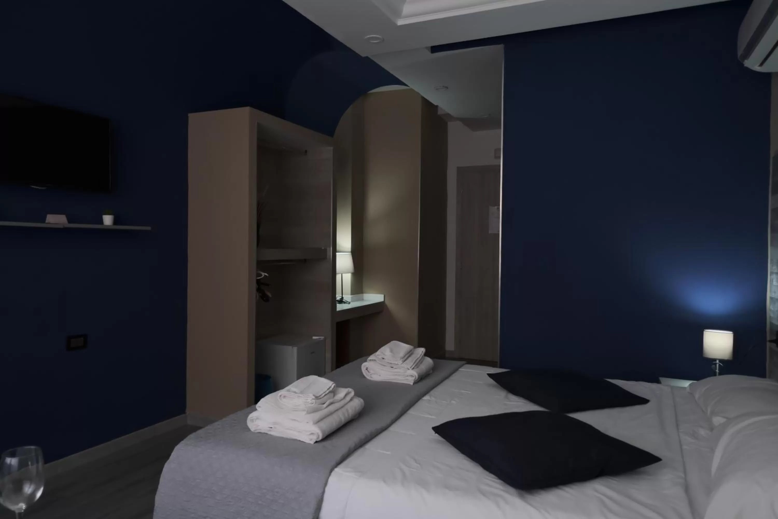 Bed in Royalty Rooms & Spa