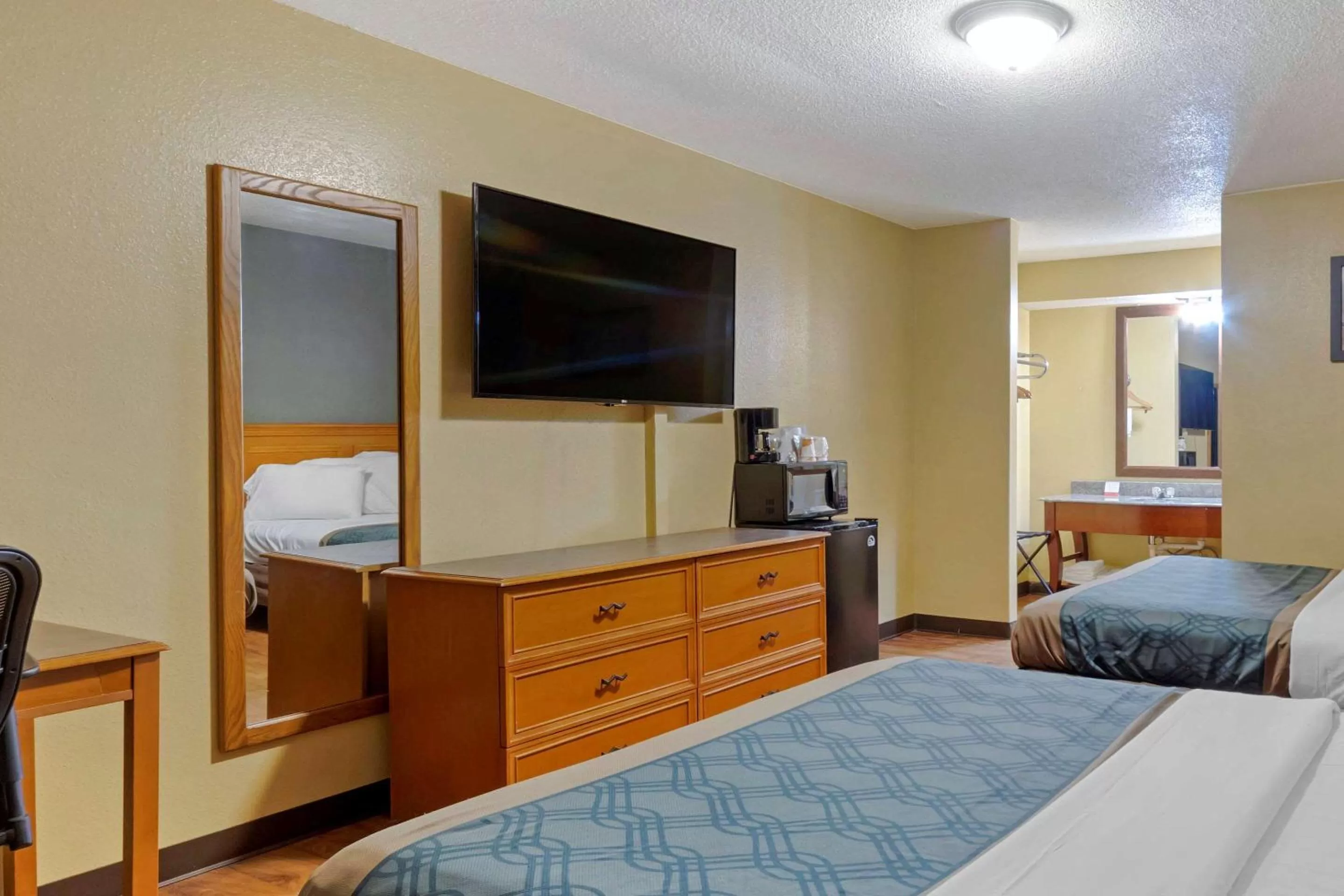 Photo of the whole room, Bed in Econo Lodge Pryor