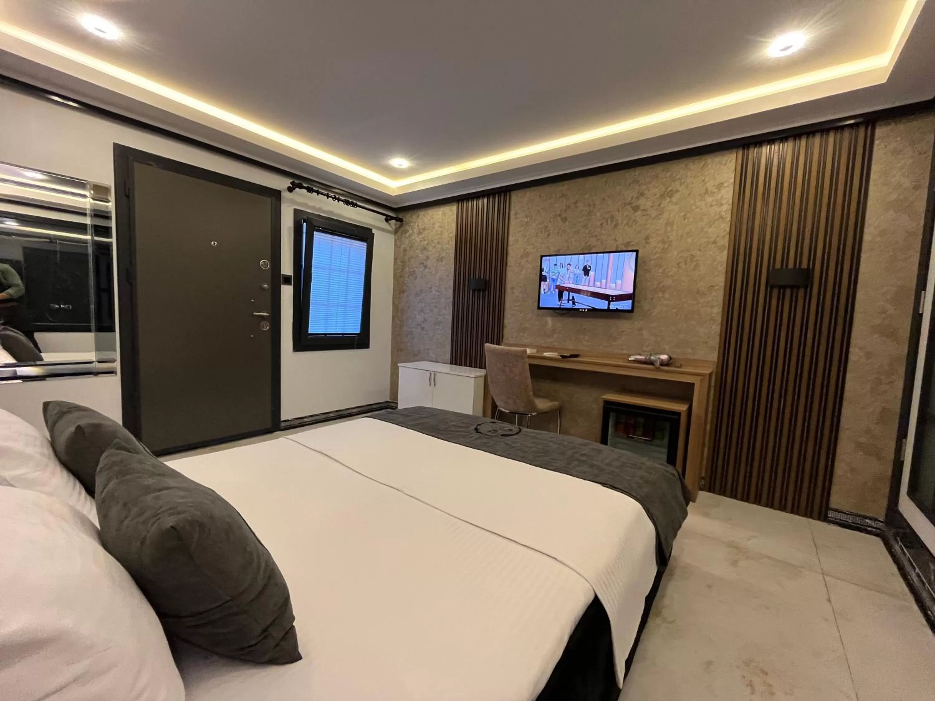 Communal lounge/ TV room, Bed in Villa Da Otel