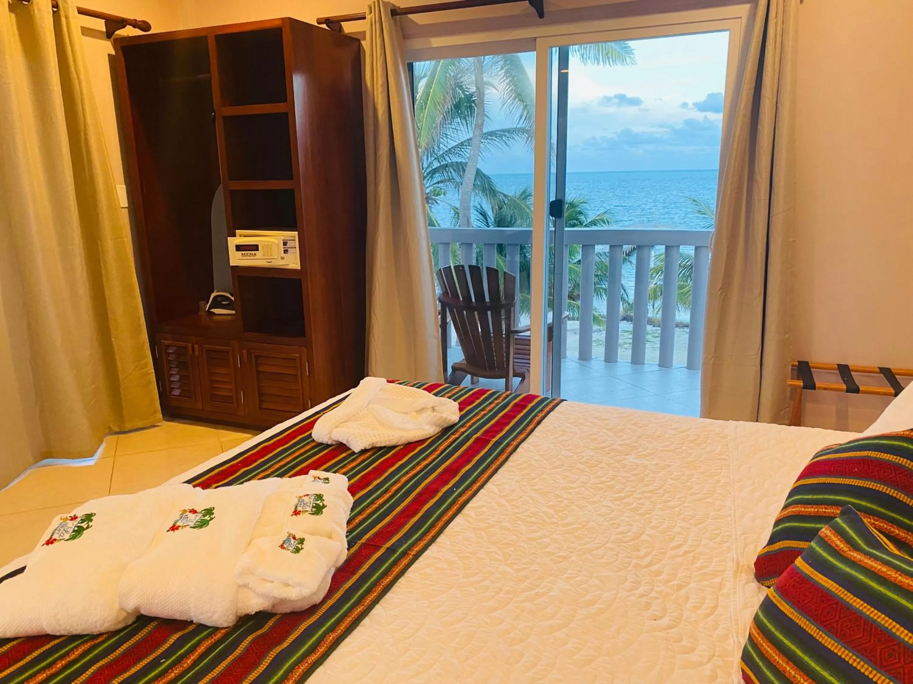 Bedroom, Bed in La Isla Resort