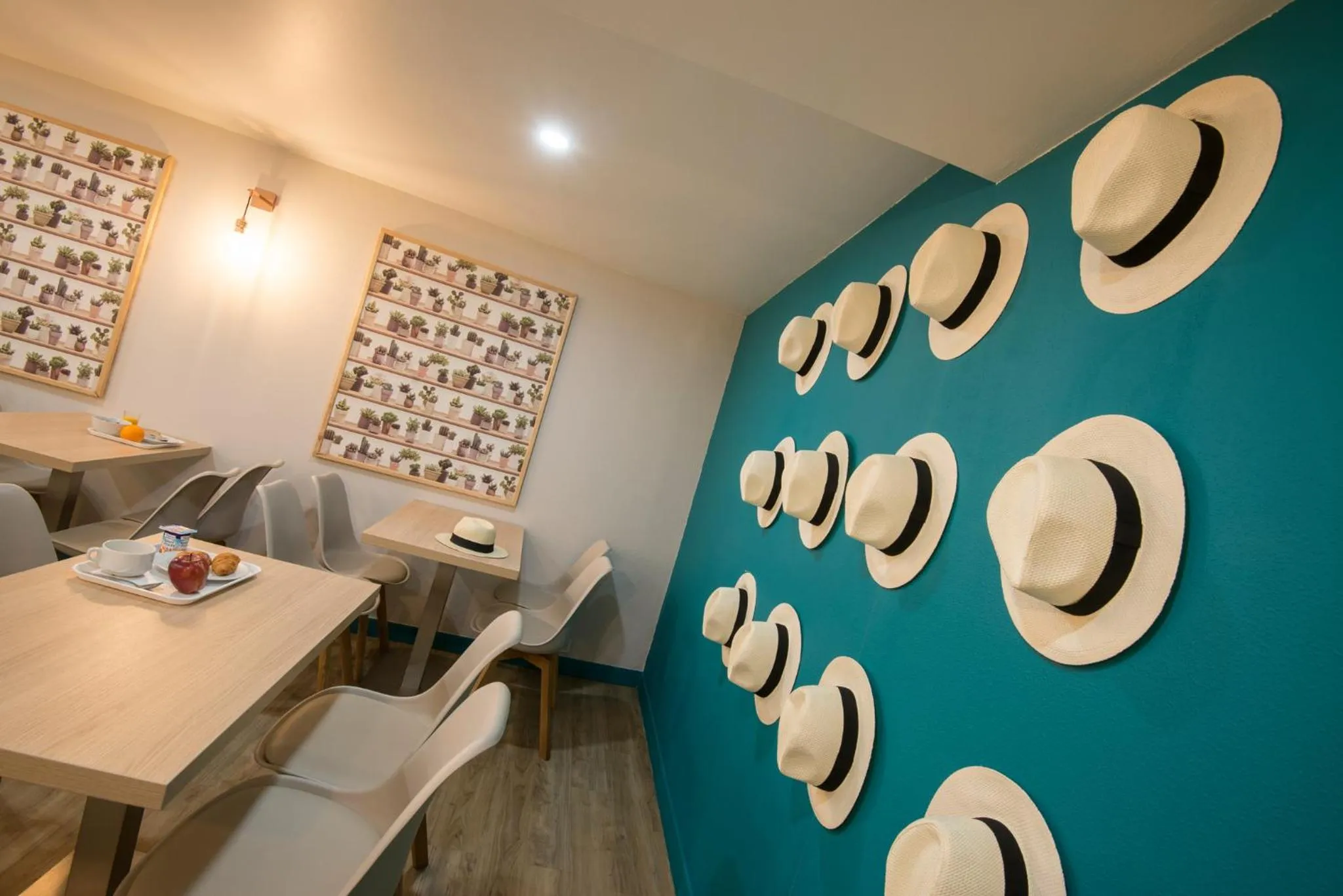 Restaurant/places to eat in Hotel Du Midi