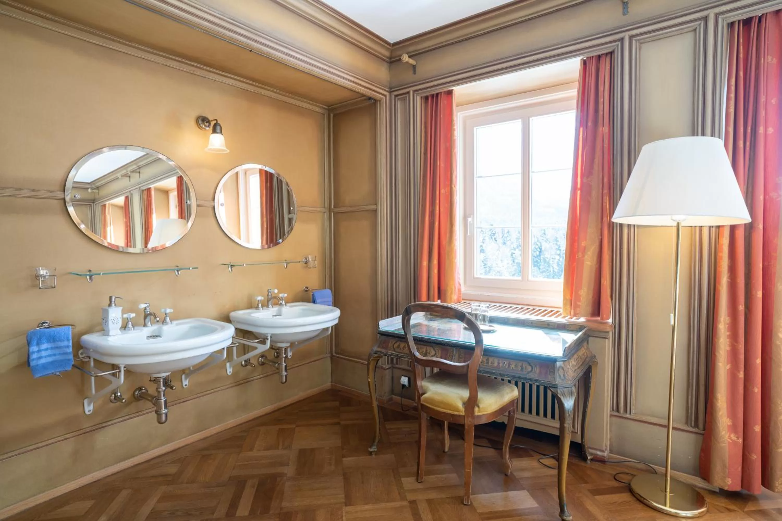 Bathroom in Hotel Chesa Spuondas