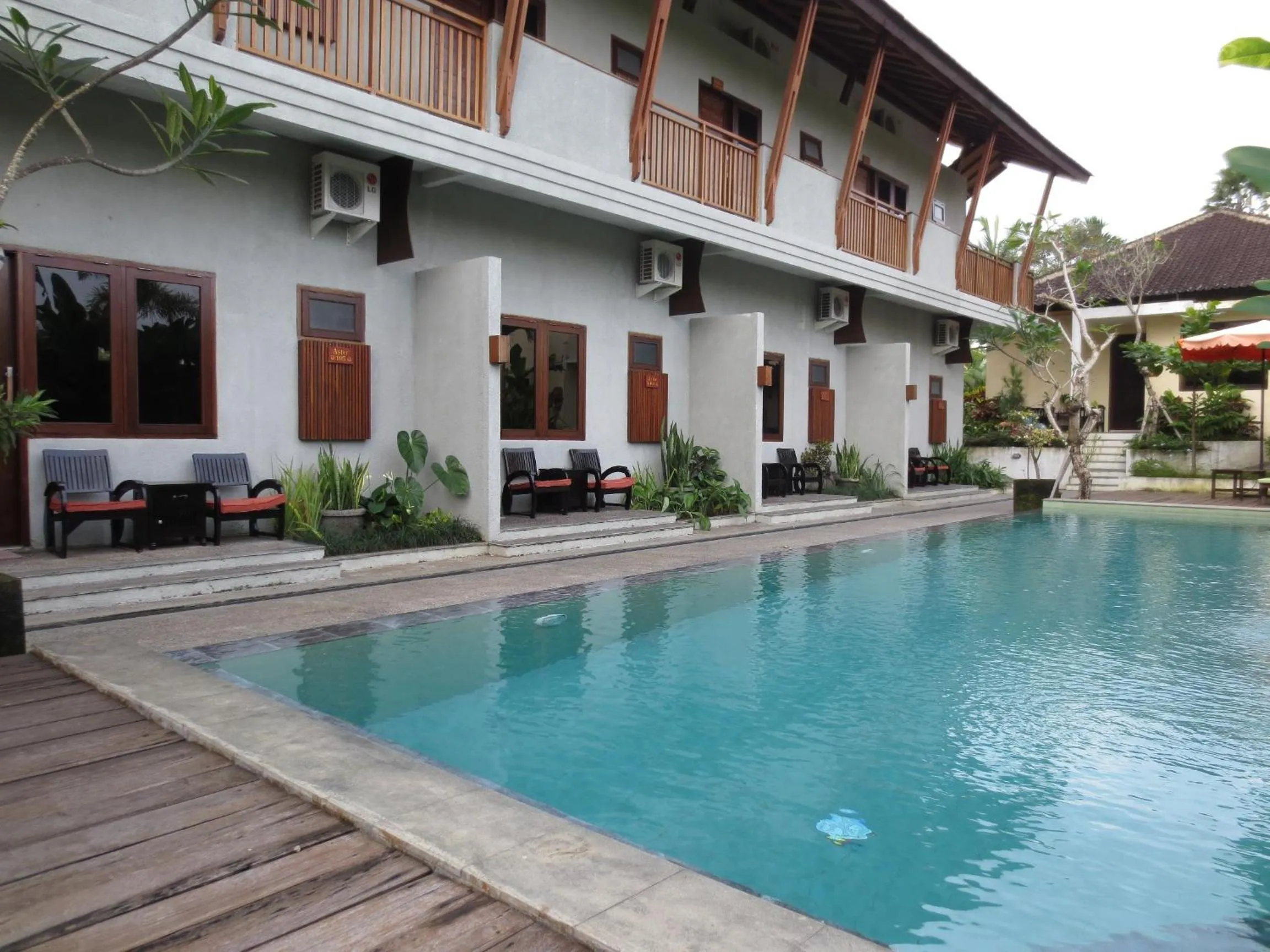 Swimming pool in Anini Raka Resort & Spa