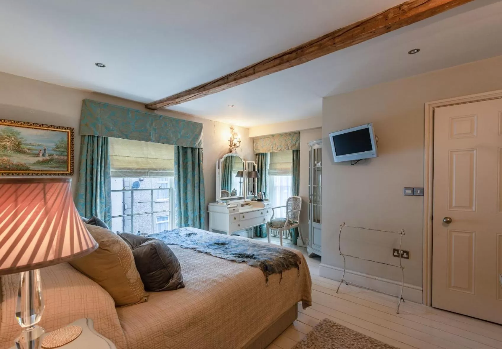 Bedroom, Bed in The New White Lion