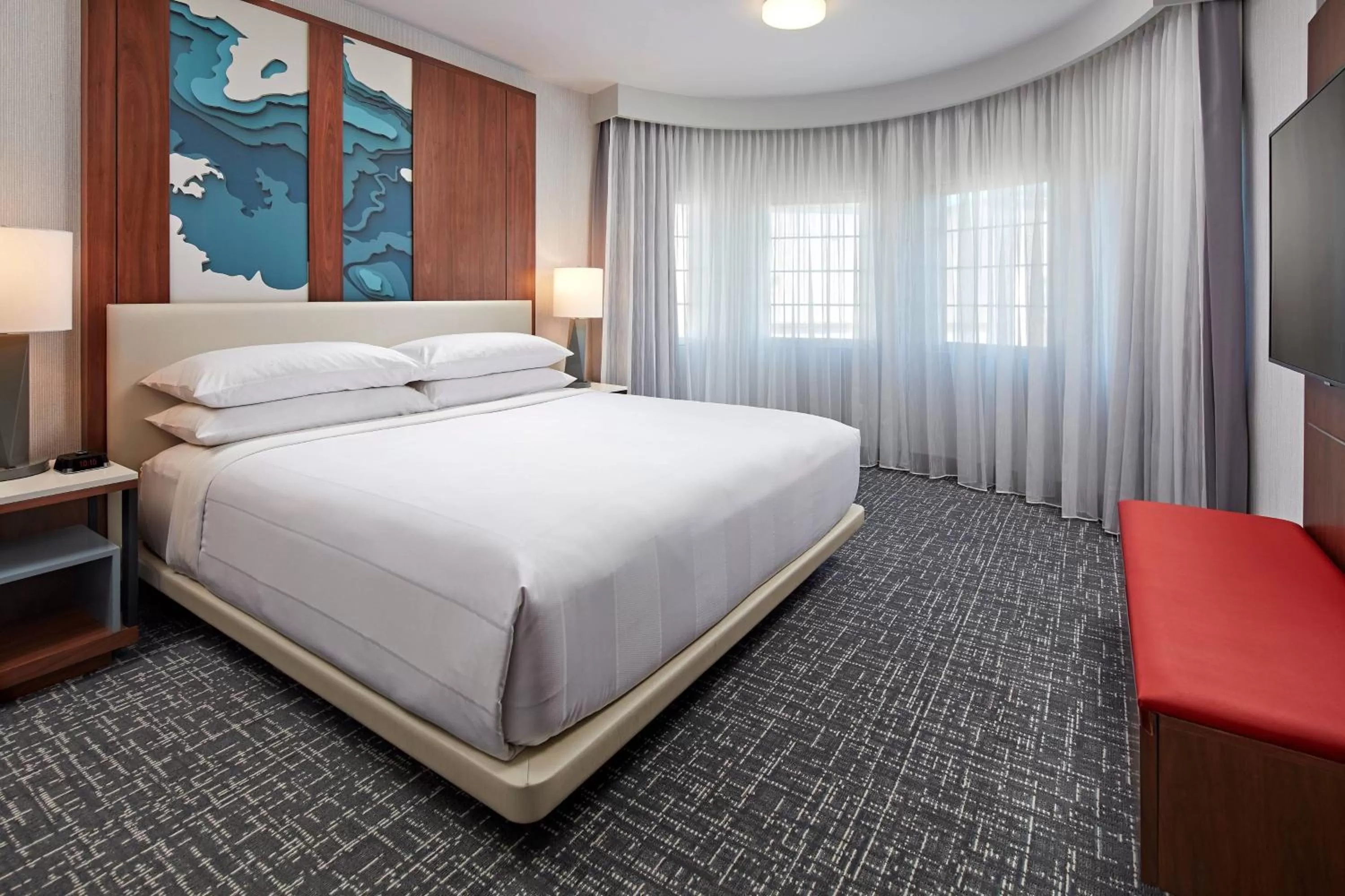 Photo of the whole room, Bed in San Mateo Marriott San Francisco Airport