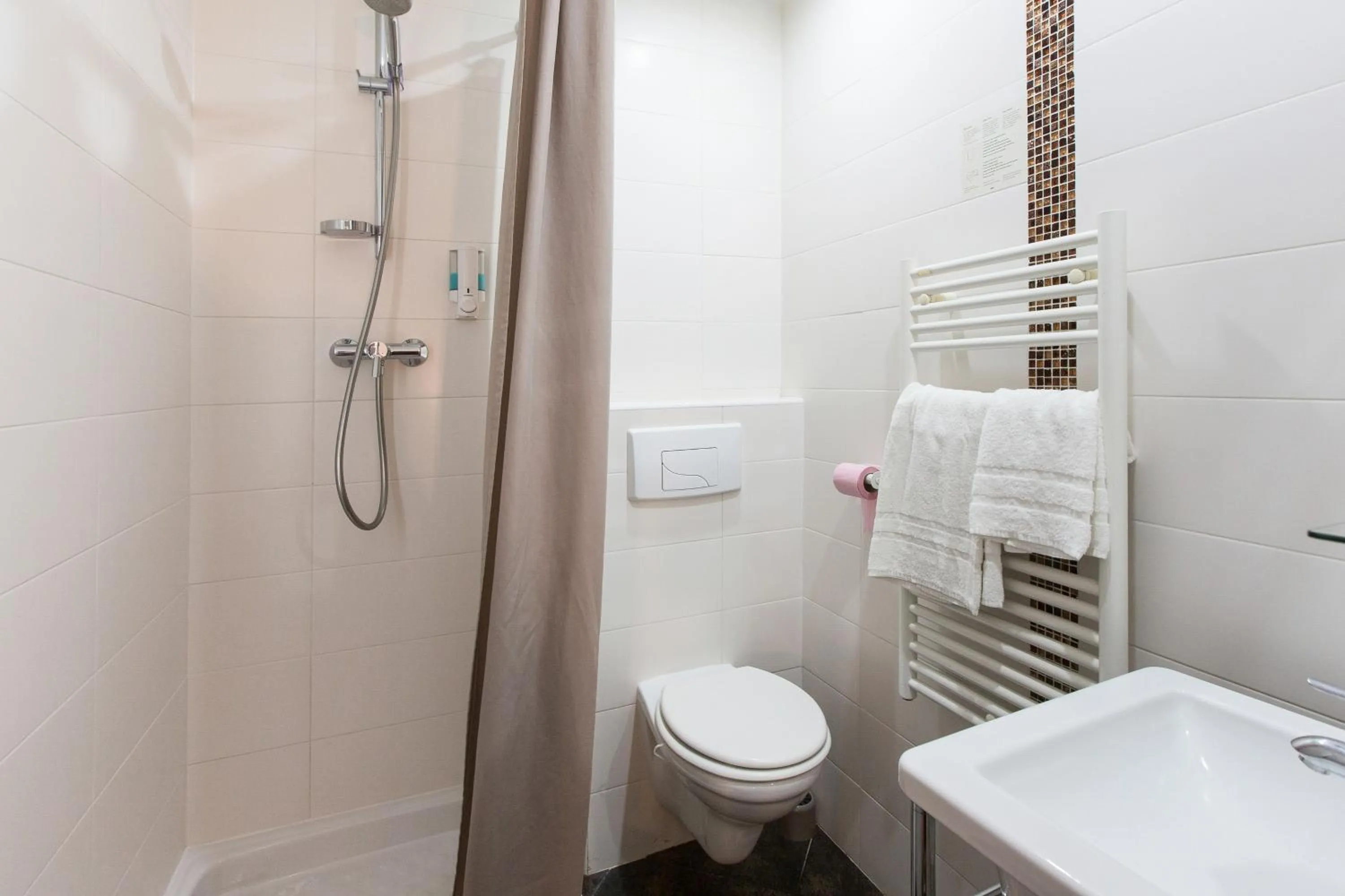 Shower in Le Figuier