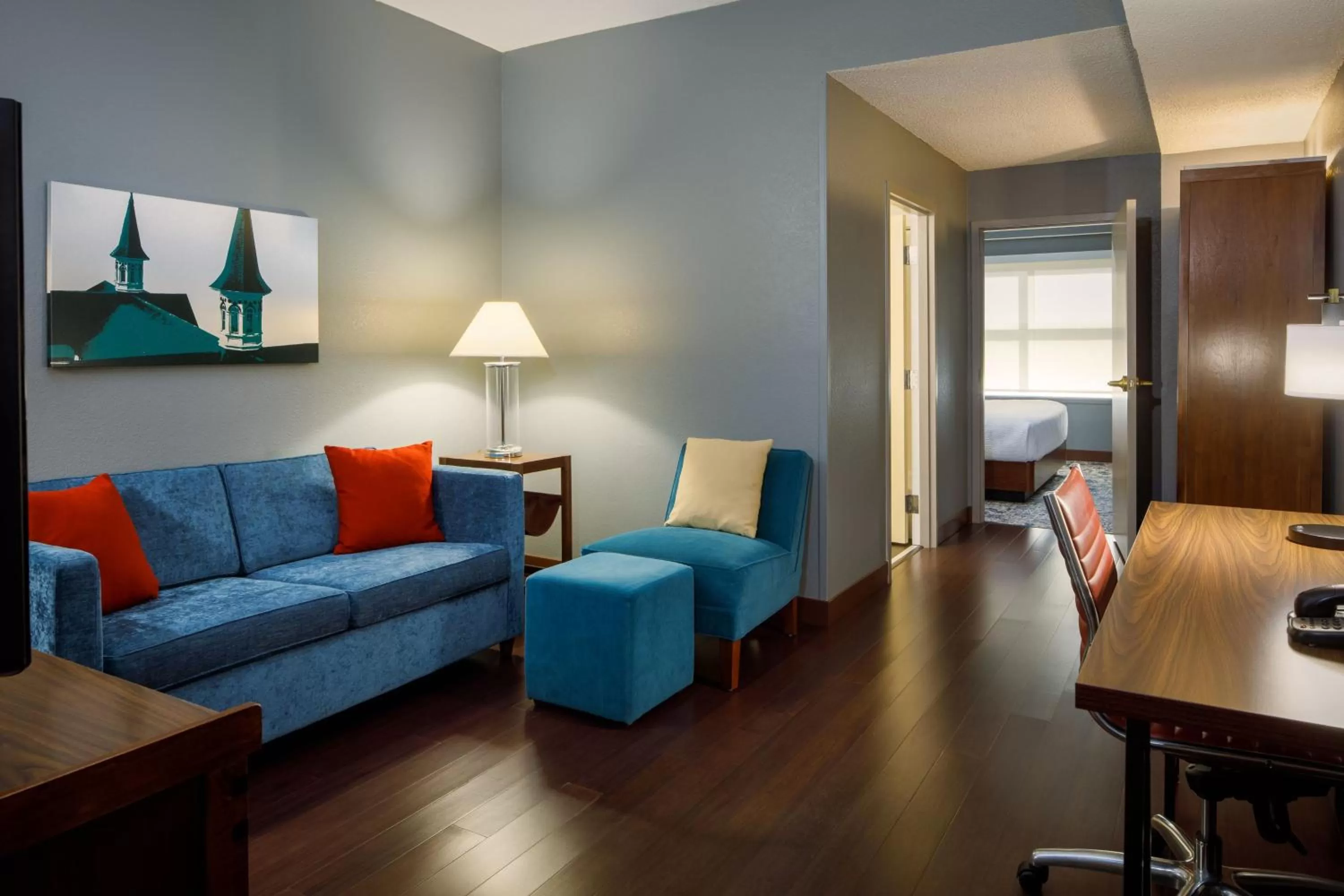 Living room in Four Points by Sheraton Louisville Airport