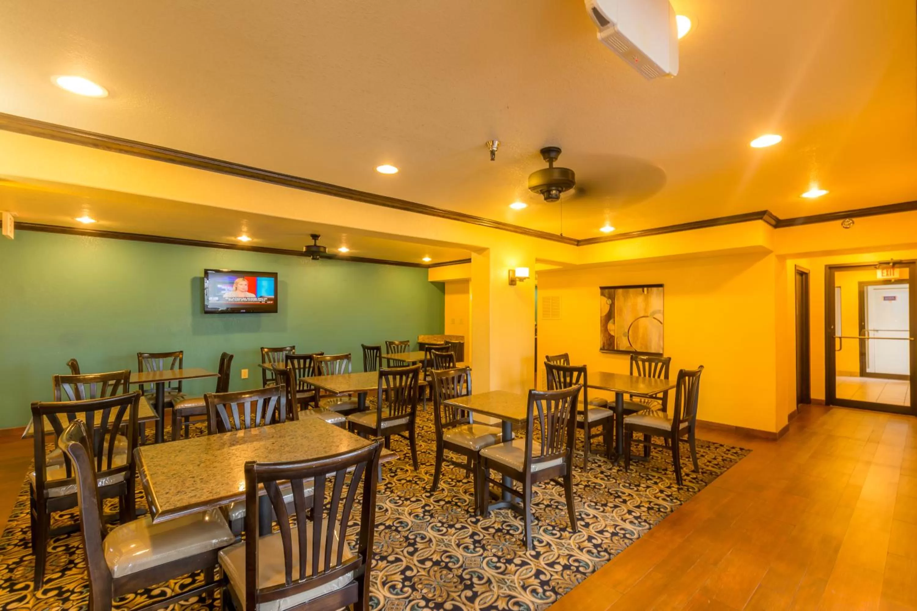 Restaurant/places to eat in Super 8 by Wyndham Oklahoma Airport Fairgrounds West