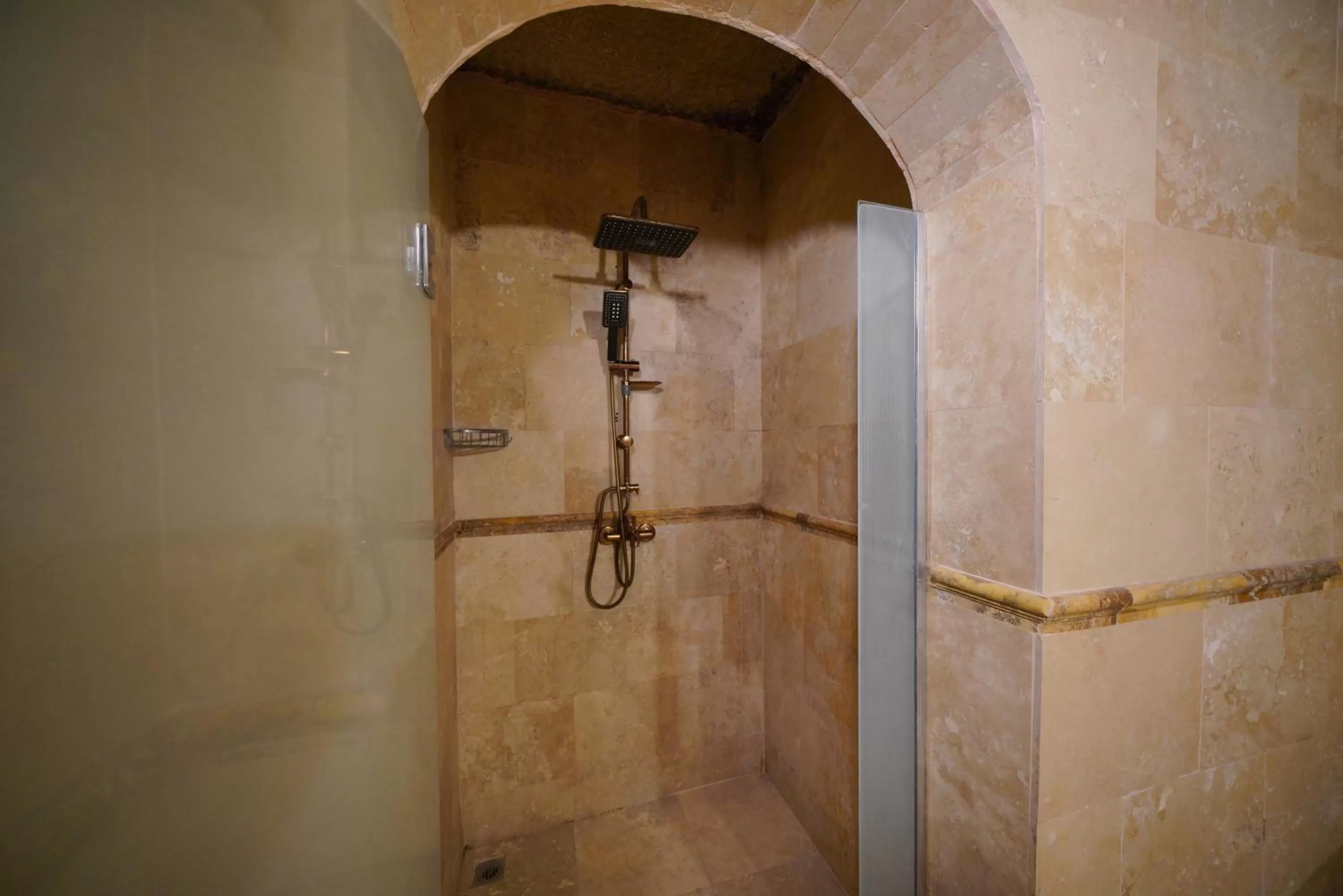 Shower in Shoestring Cave House