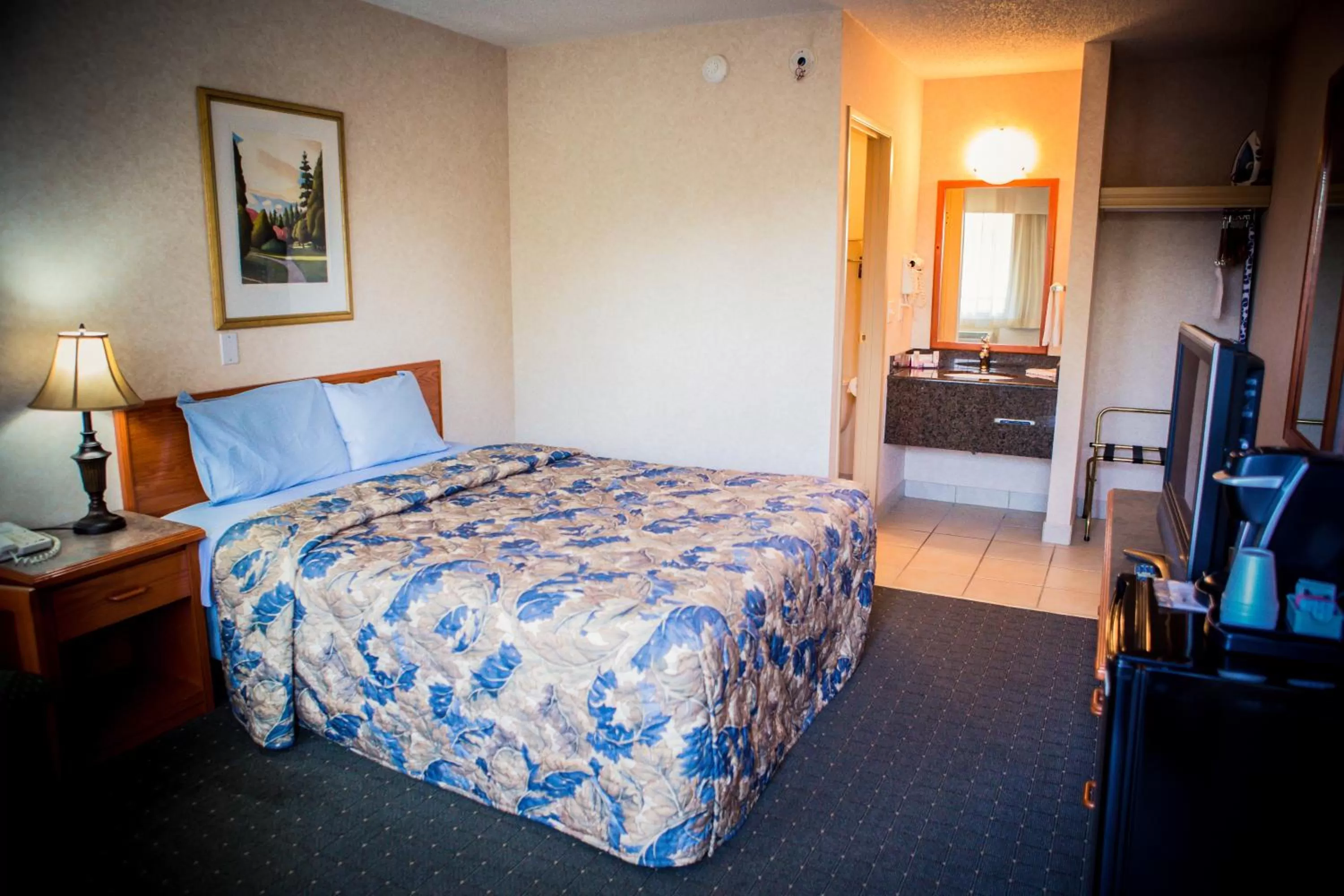 Photo of the whole room, Bed in Langley Hwy Hotel