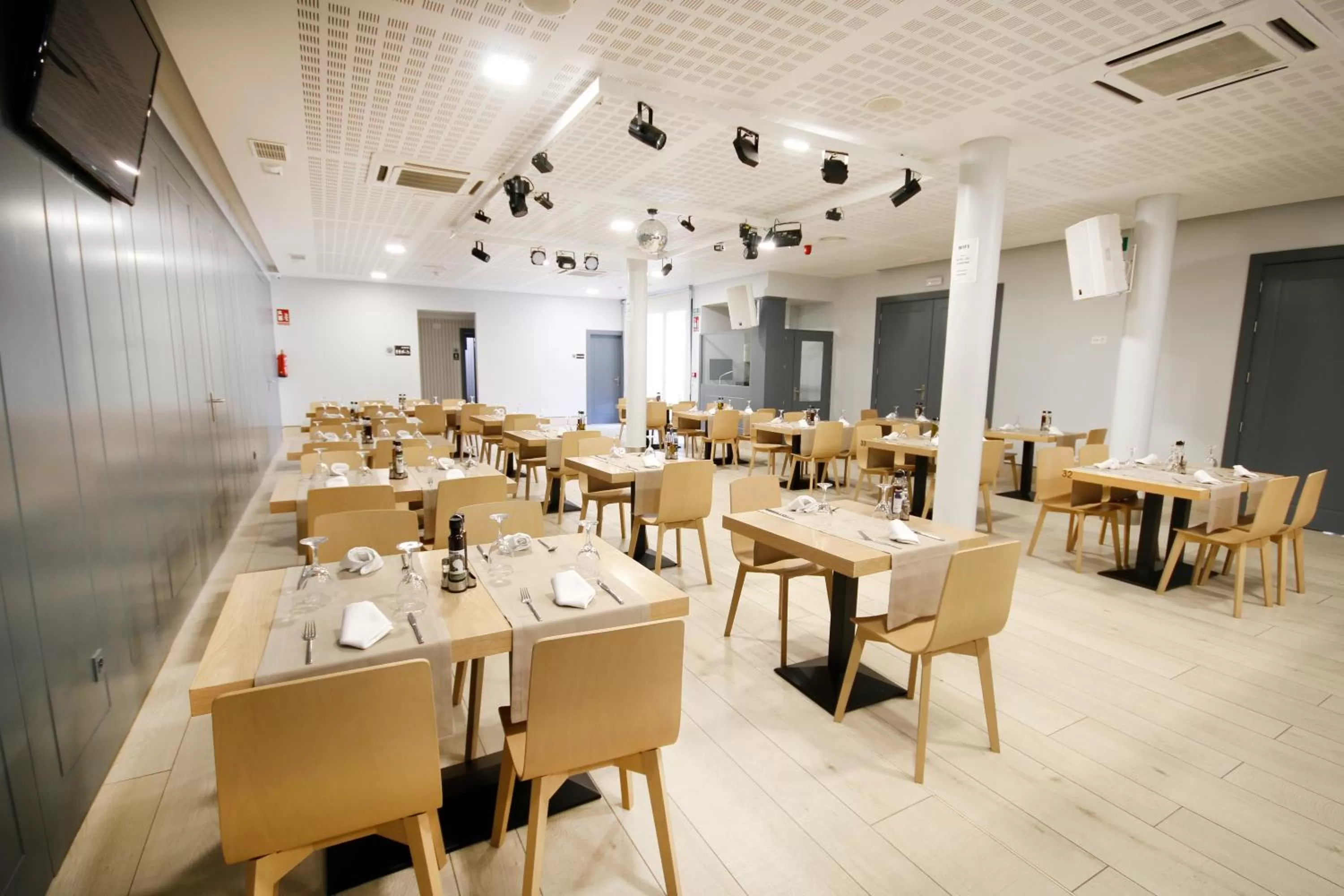 Restaurant/Places to Eat in Hotel Leo