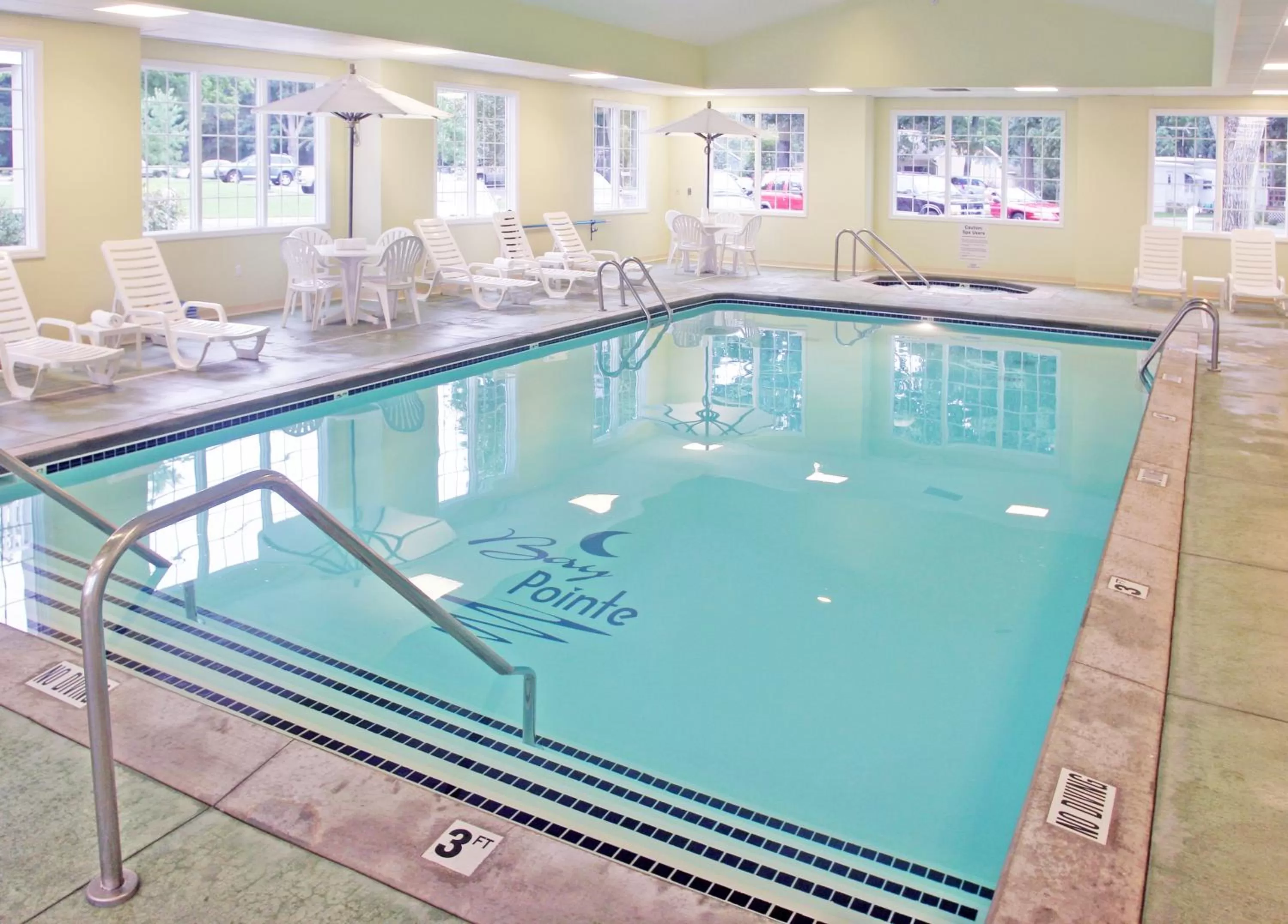 Swimming pool in Bay Pointe Inn