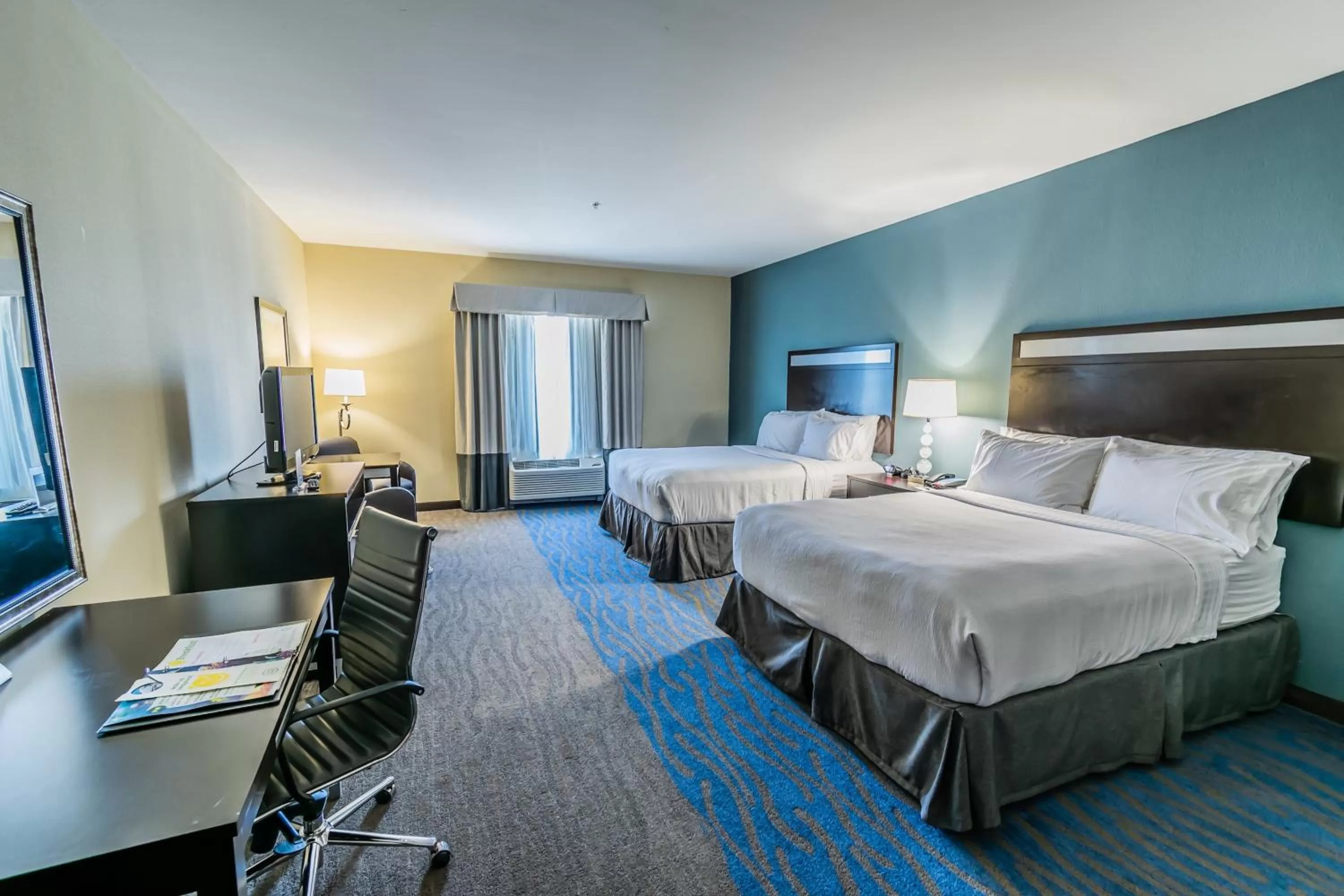 Photo of the whole room, Bed in Holiday Inn Houston-Webster by IHG