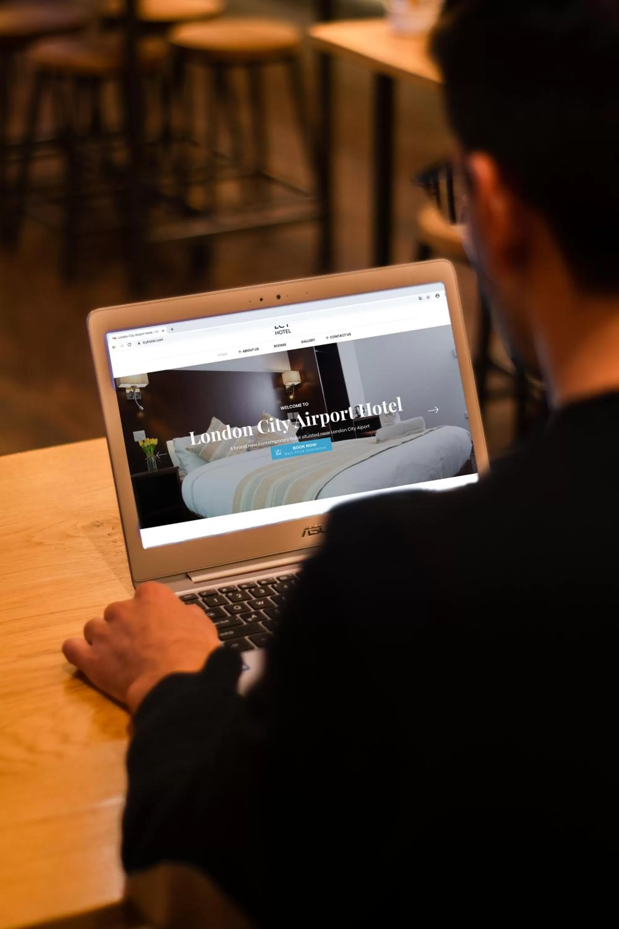 Text overlay in London City Airport Hotel