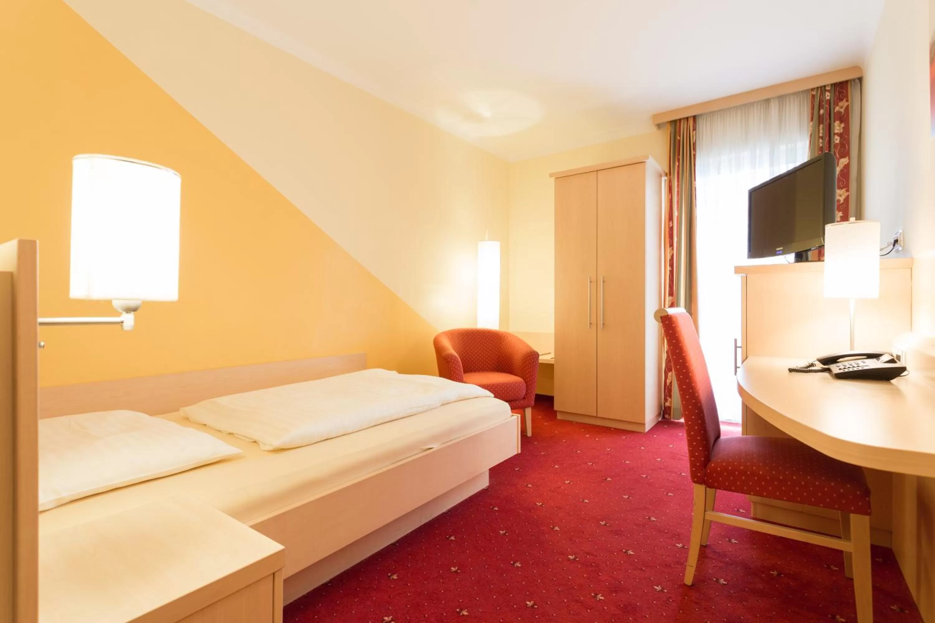 Photo of the whole room, Bed in Hotel Restaurant Böck "Roter Hahn"