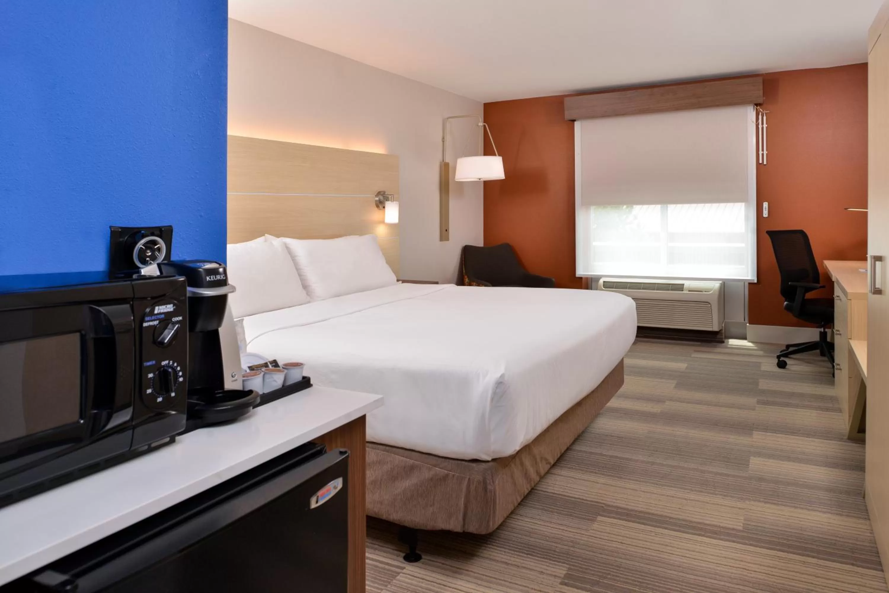 Photo of the whole room, Bed in Holiday Inn Express Hotel & Suites Cincinnati - Mason by IHG