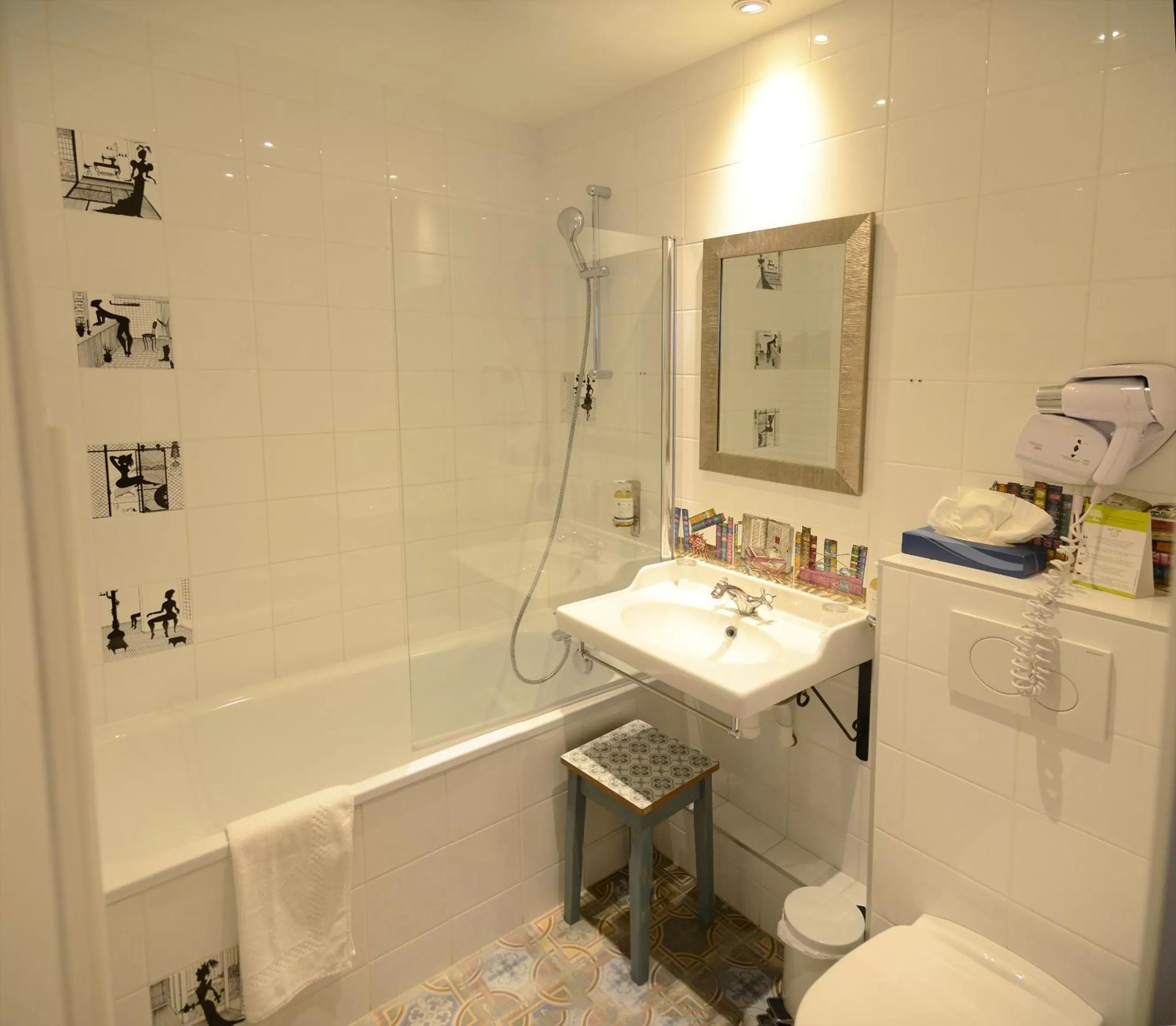 Shower in Hôtel Malar