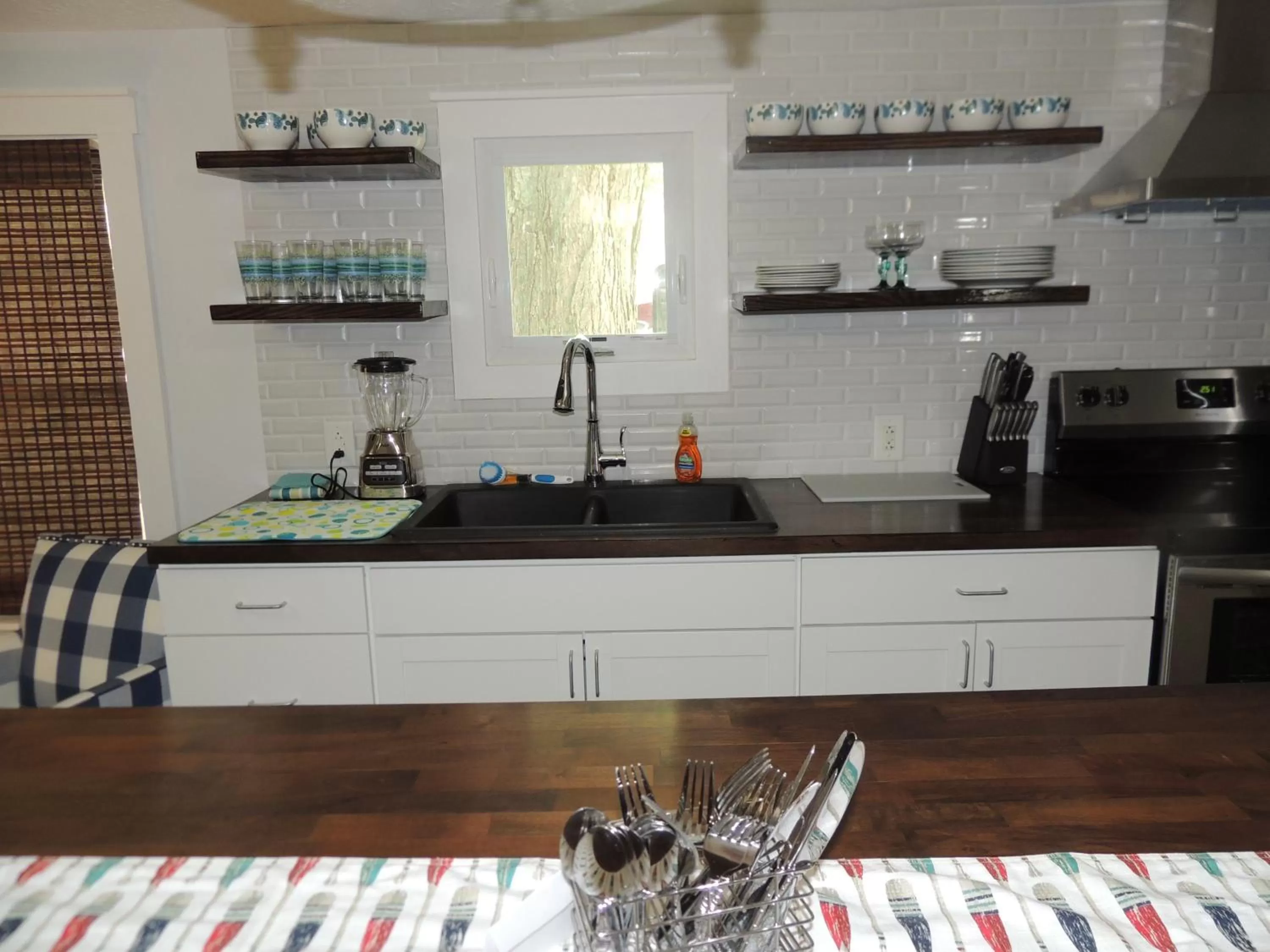 Kitchen or kitchenette in White Caps Motel and RV Park