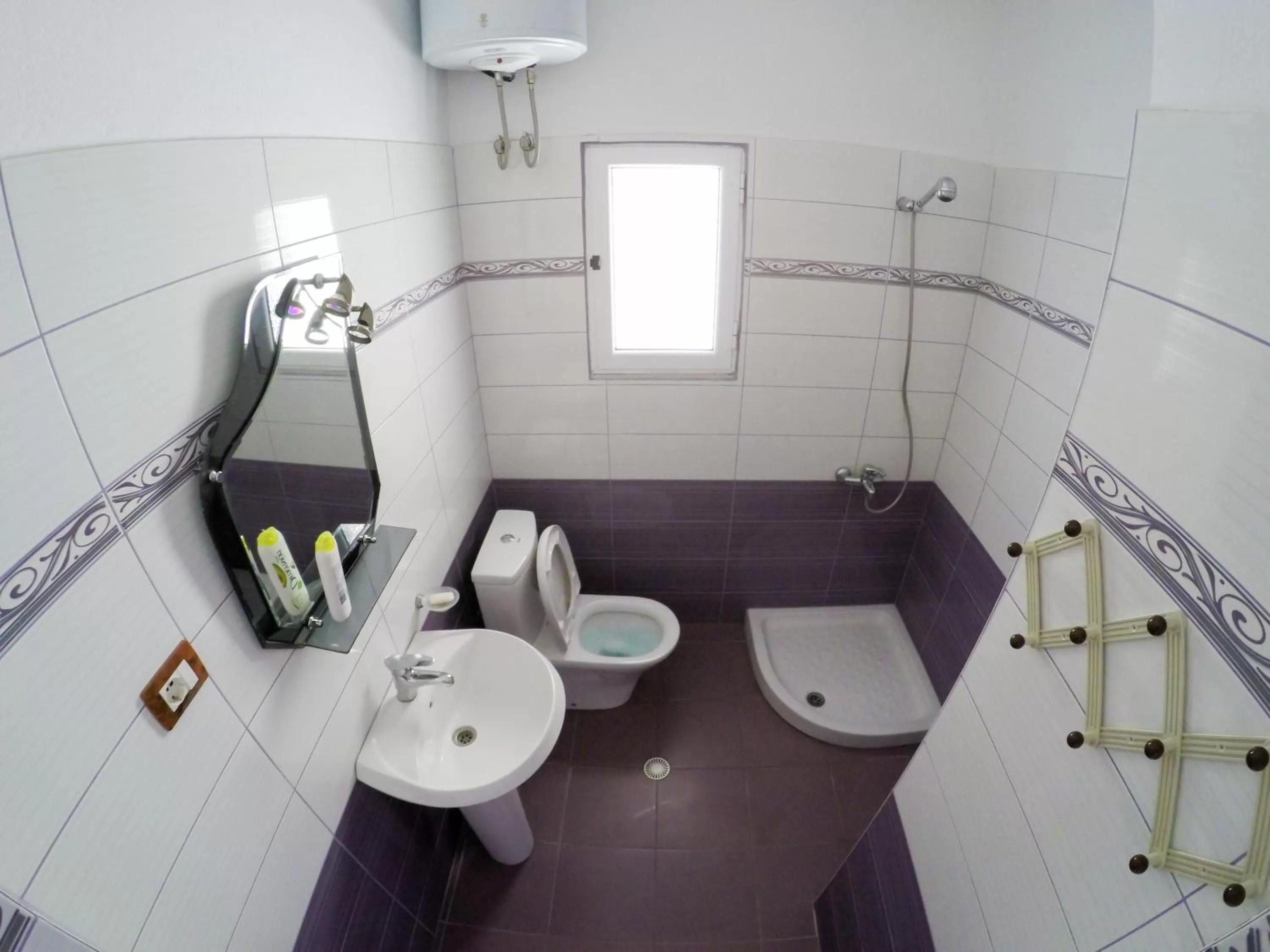 Shower in Hotel Freskia